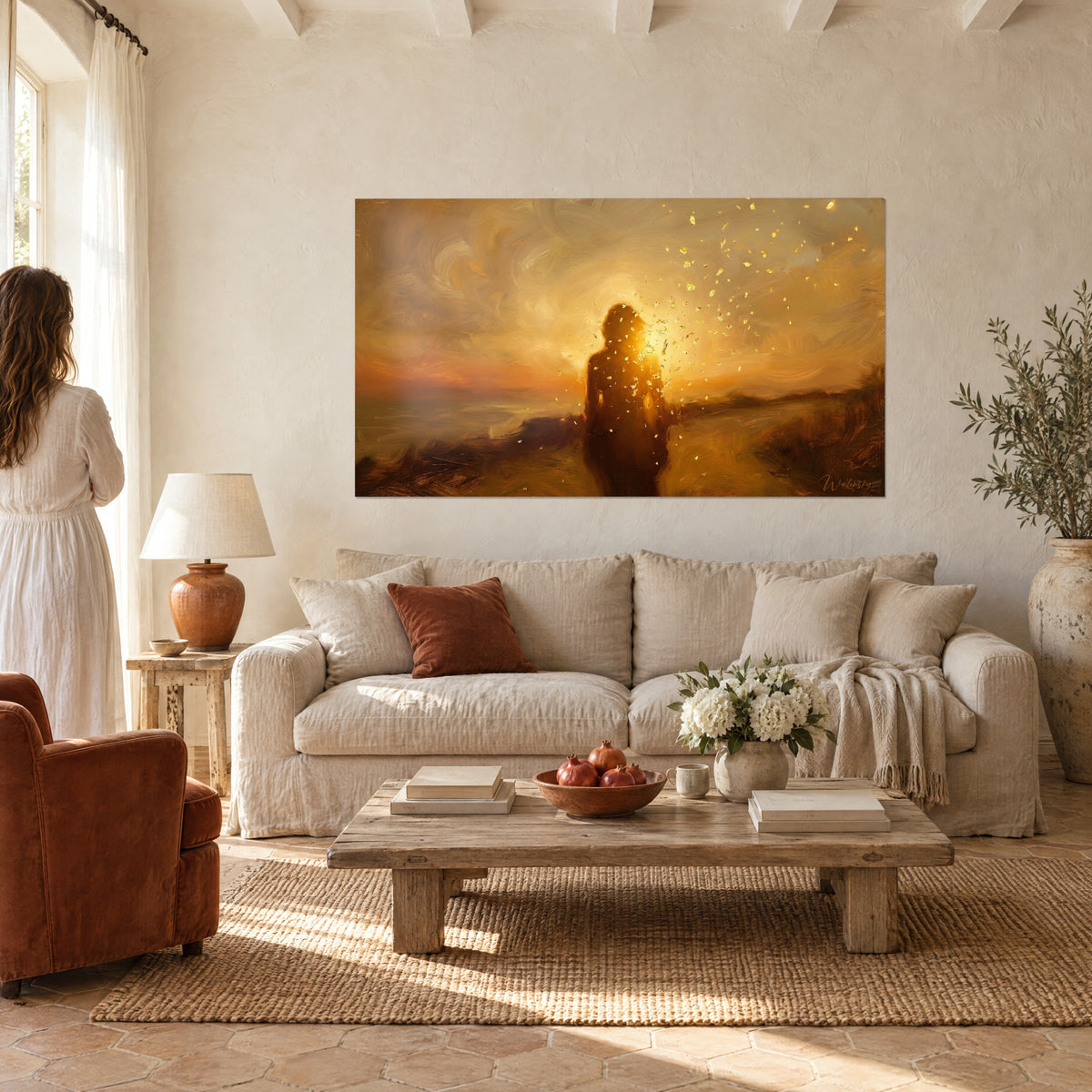 Tableau silhouette féminine ocre cernée de paillettes d'or, ciel orangé tourbillonnant, au-dessus d'un canapé dans un salon lumineux