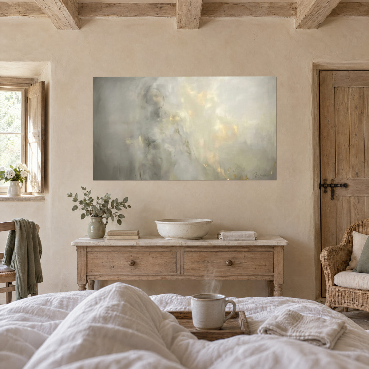 Tableau corps abstrait émergeant d'un voile gris taupe et ocre doré, au-dessus d'un lit dans une chambre claire