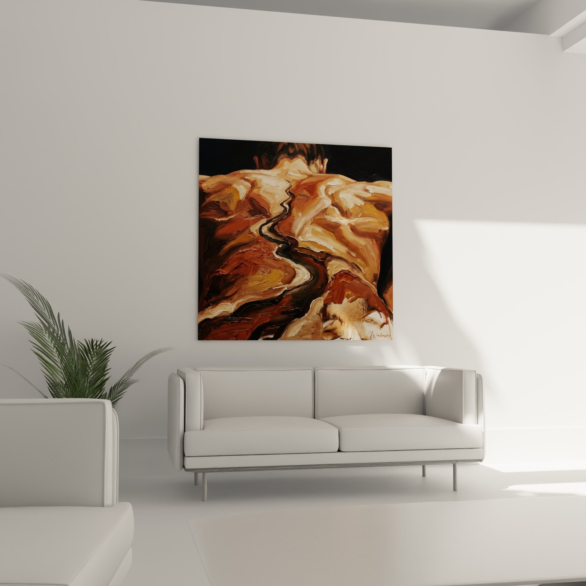 Reliefs bruns et anthracite d'un dos peint, tableau corps abstrait suspendu au-dessus d'un canapé dans un salon lumineux.