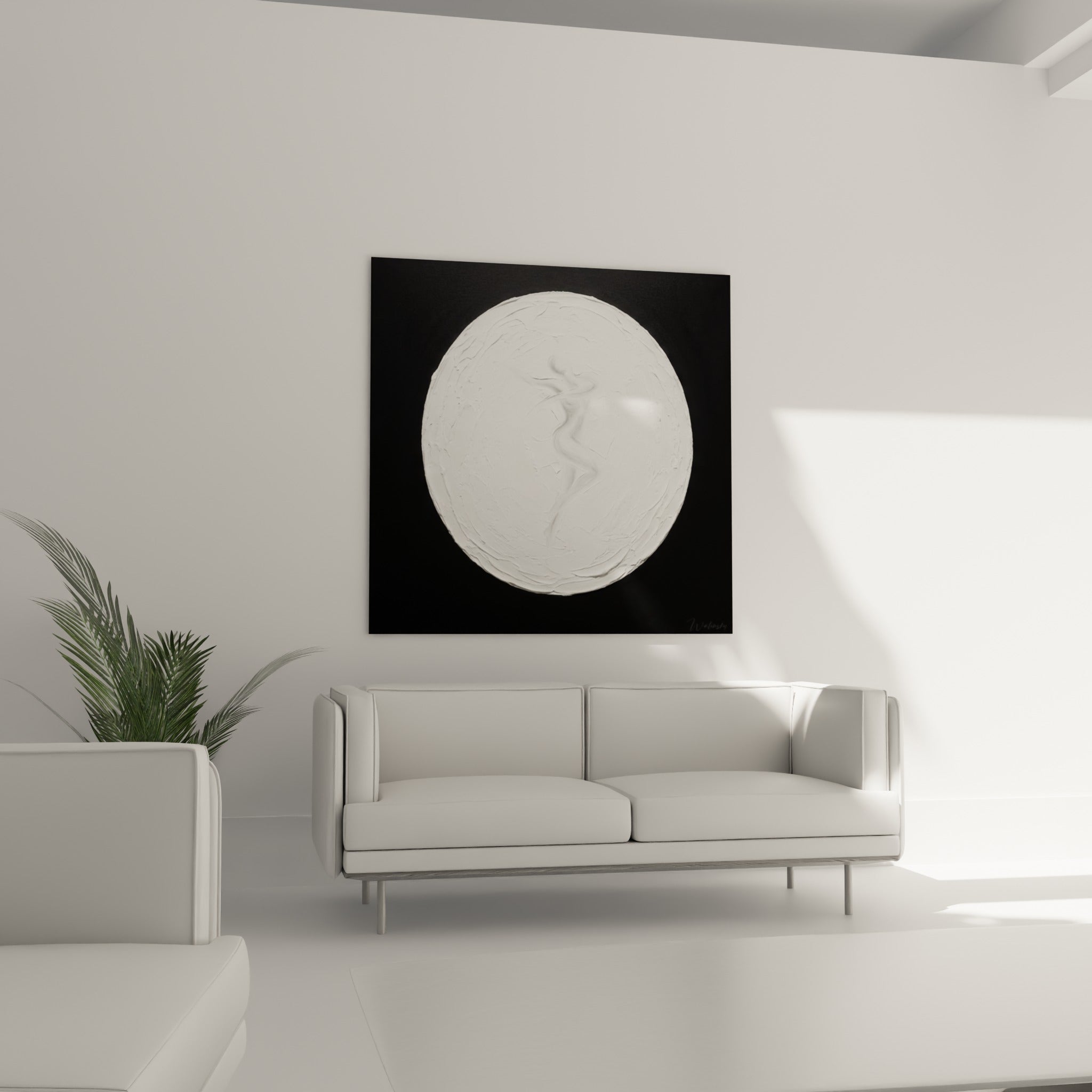 Corps féminin esquissé en creux dans la matière blanche épaisse, tableau au-dessus d'un canapé dans un salon lumineux
