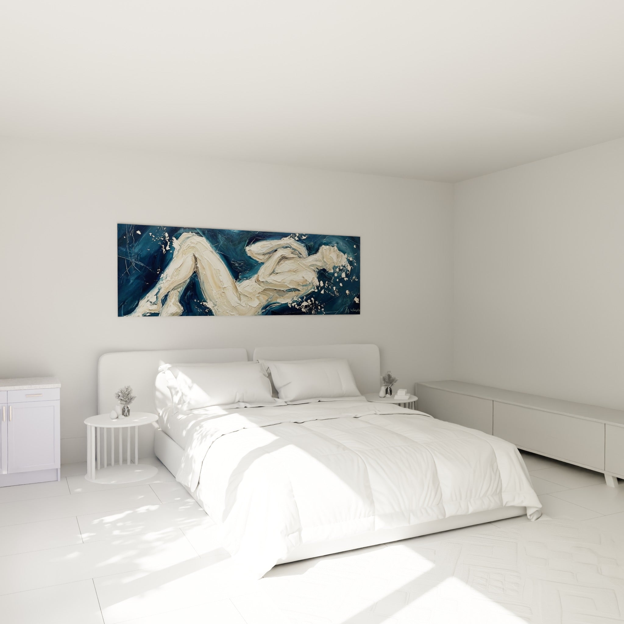 Corps abstrait ivoire alangui sur fond bleu marine, accroché au-dessus d'un lit dans une chambre claire.