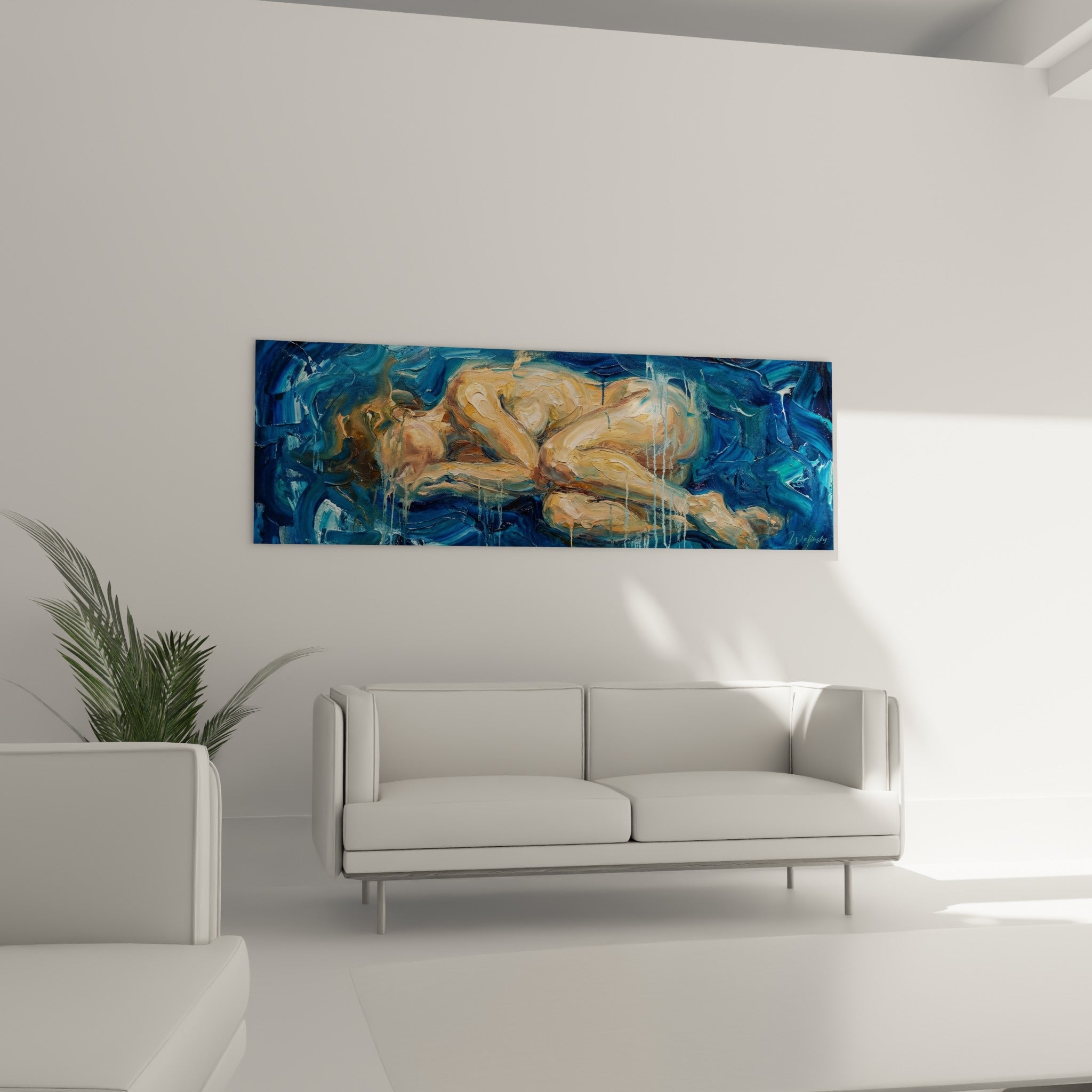 Figure repliée du corps abstrait aux tons fauve et bleu marine, au-dessus d'un canapé dans un salon lumineux