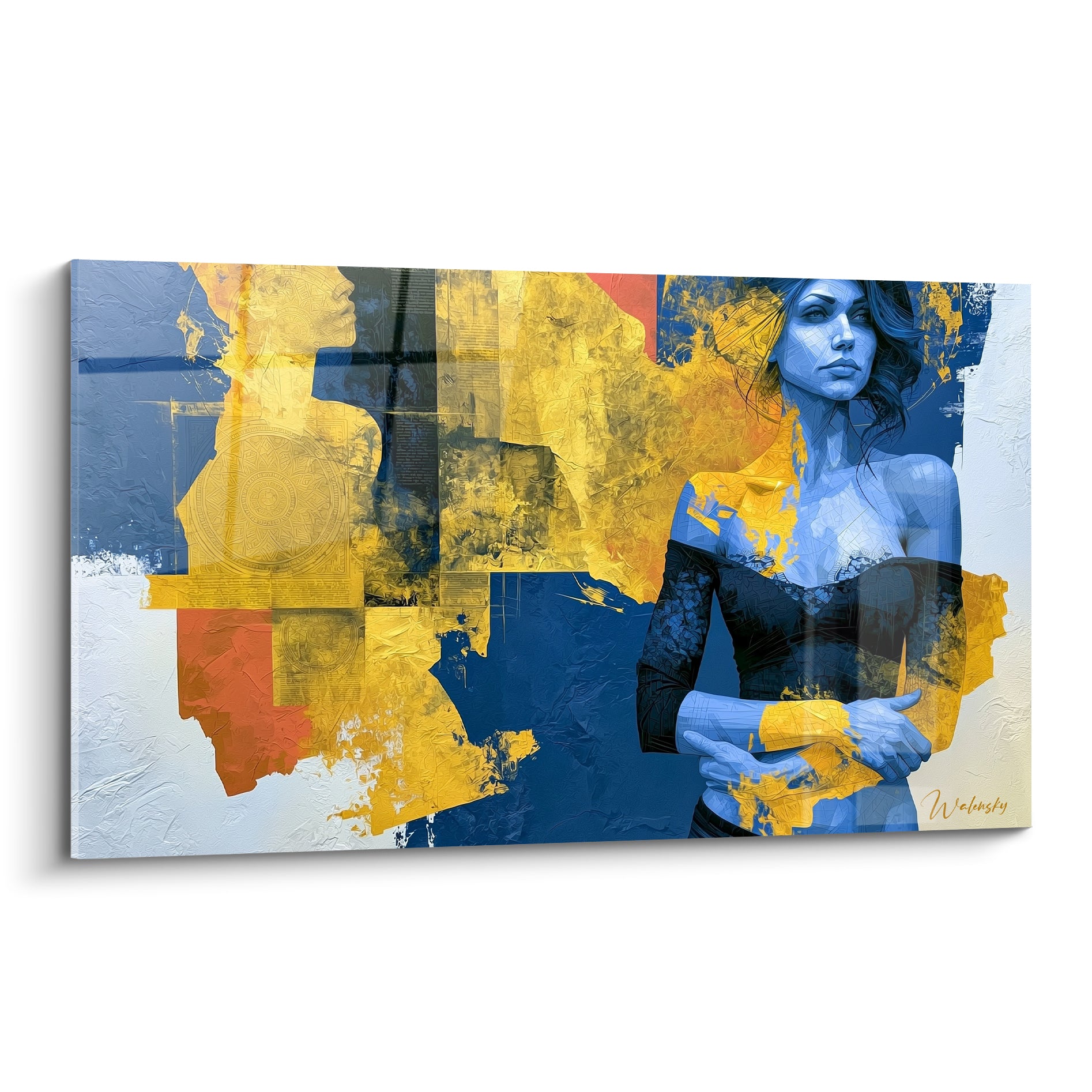 Femme au corps bleu marine et fragments dorés, bras croisés, regard intense sur fond ocre et terracotta