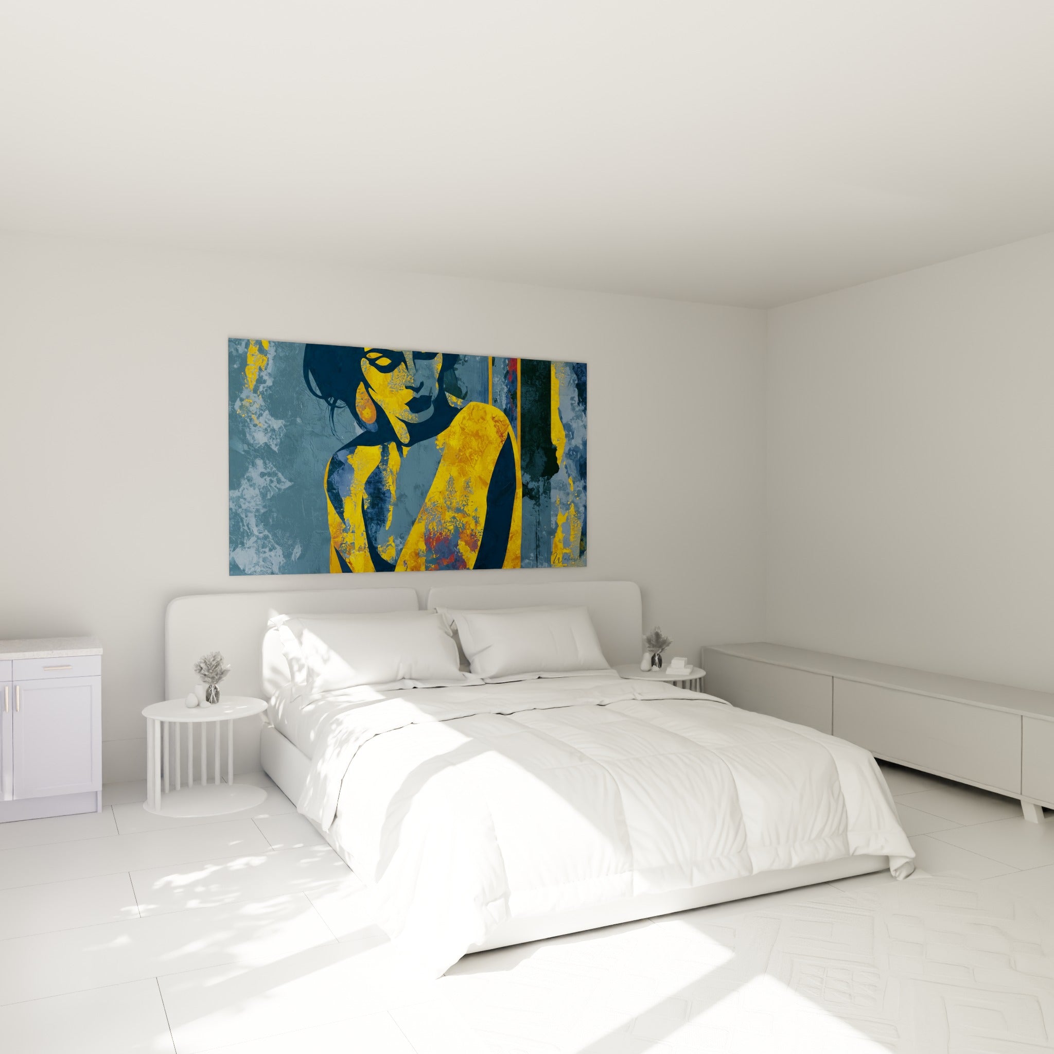 Figure Corps abstrait dorée et bleue accrochée au-dessus d'un lit dans une chambre claire