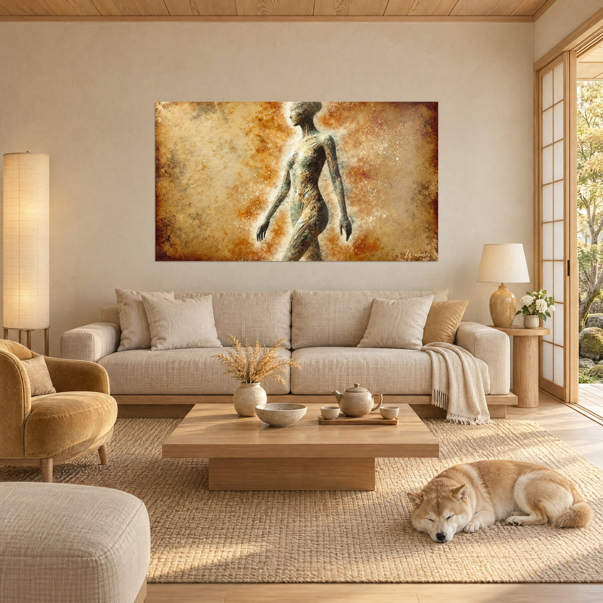 Tableau silhouette féminine sculptée ocre et rouille, poudre dorée en suspension, au-dessus d'un canapé dans un salon lumineux
