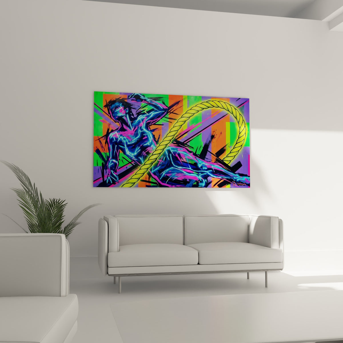 Figures électriques bleu marine et jaune fluo du corps abstrait au-dessus d'un canapé dans un salon lumineux