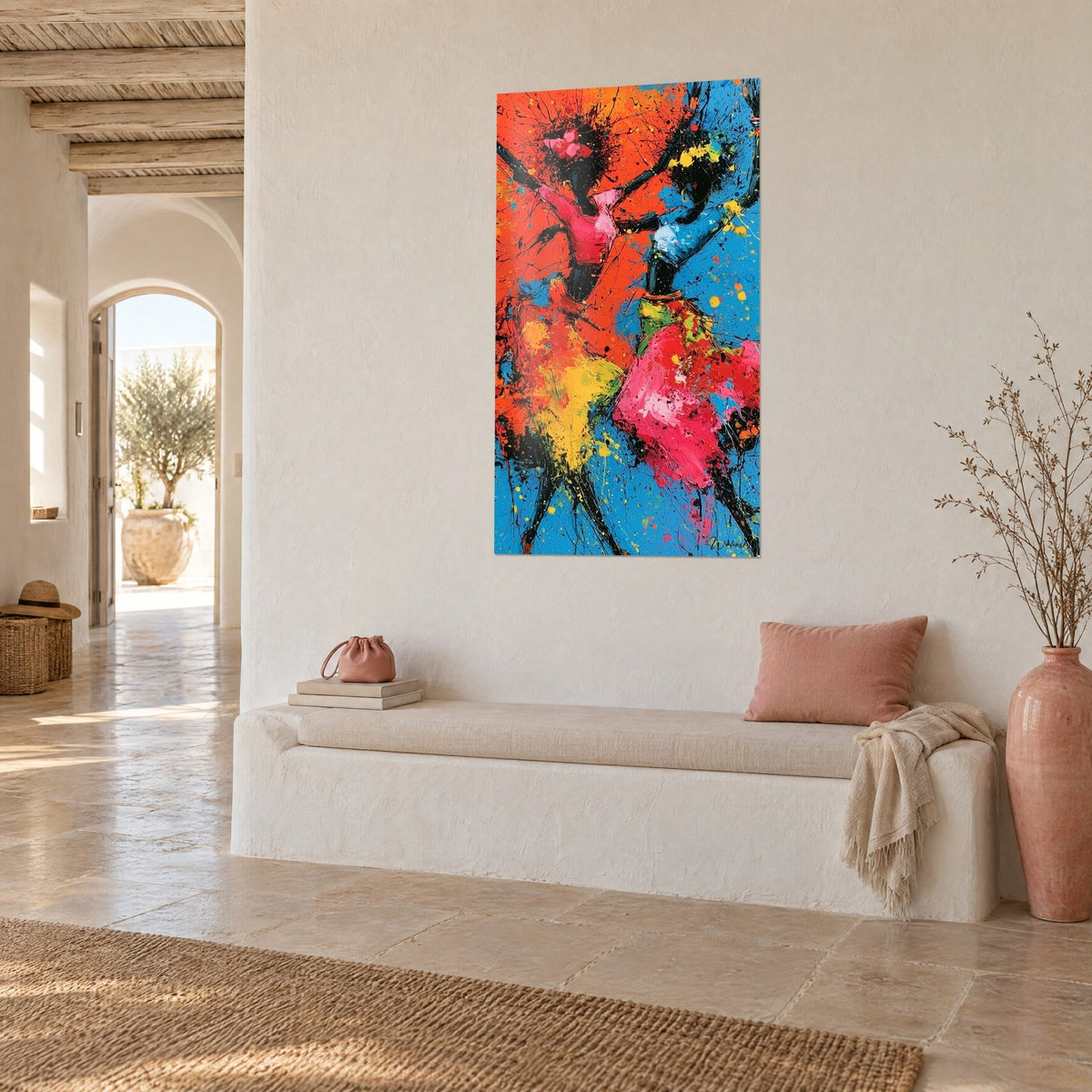 Tableau couple de danseuses aux jupes rose fuchsia et jaune citron, fond bleu, sur un mur chaux près d'un banc de plâtre