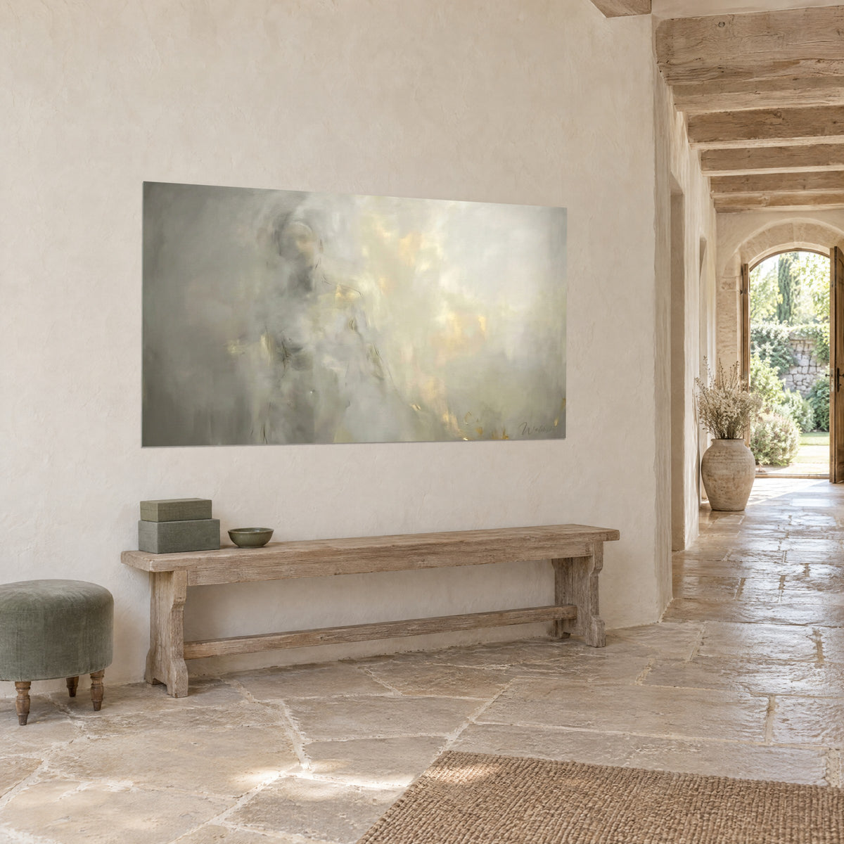 Tableau présence évanescente en gris perle et dorés, grand format horizontal, vue de trois-quarts, mur crème et dallage de pierre