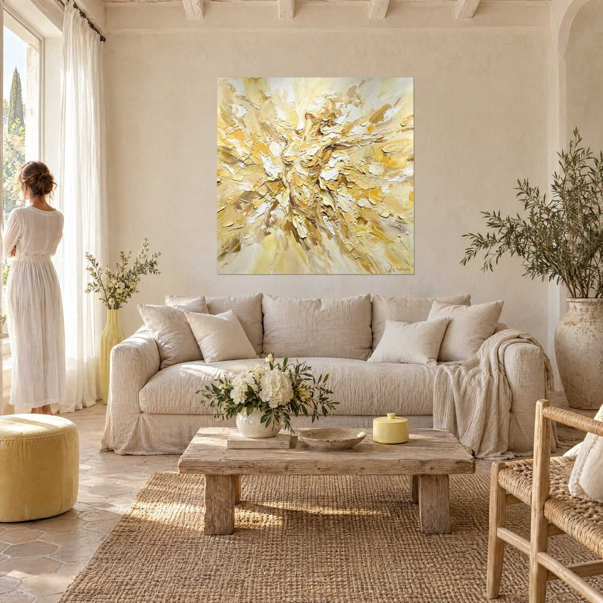 Gemälde mit goldgelbem und elfenbeinweißem Blütenglanz in pastosen Spachtelstrichen, Rückenansicht eines Paares über einem Sofa in einem hellen Wohnzimmer
