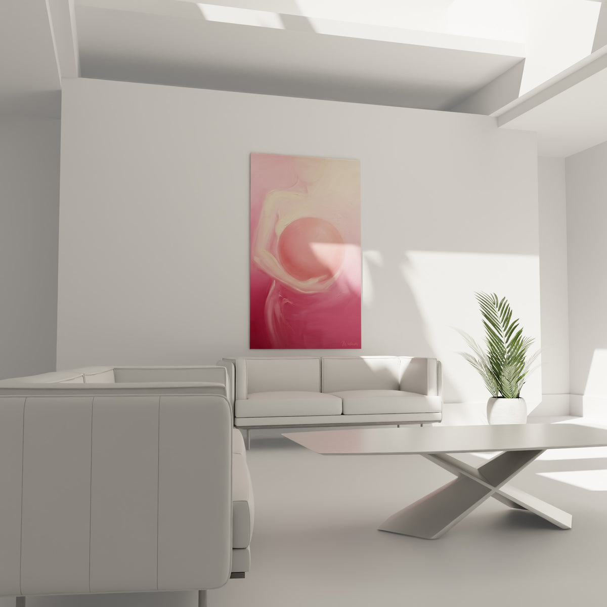 Forme ronde rose poudré du corps abstrait suspendue au-dessus d'un canapé dans un salon lumineux