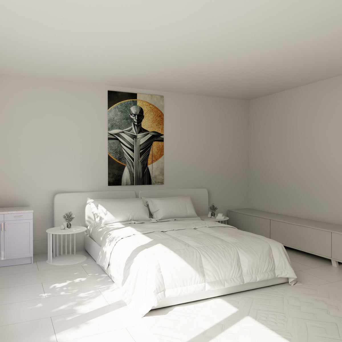 Figure sculpturale argentée et dorée aux bras ouverts, accrochée au-dessus d'un lit dans une chambre claire