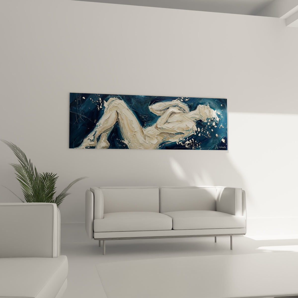 Figure abstraite beige et bleu nuit à la matière dense, suspendue au-dessus d'un canapé dans un salon lumineux.