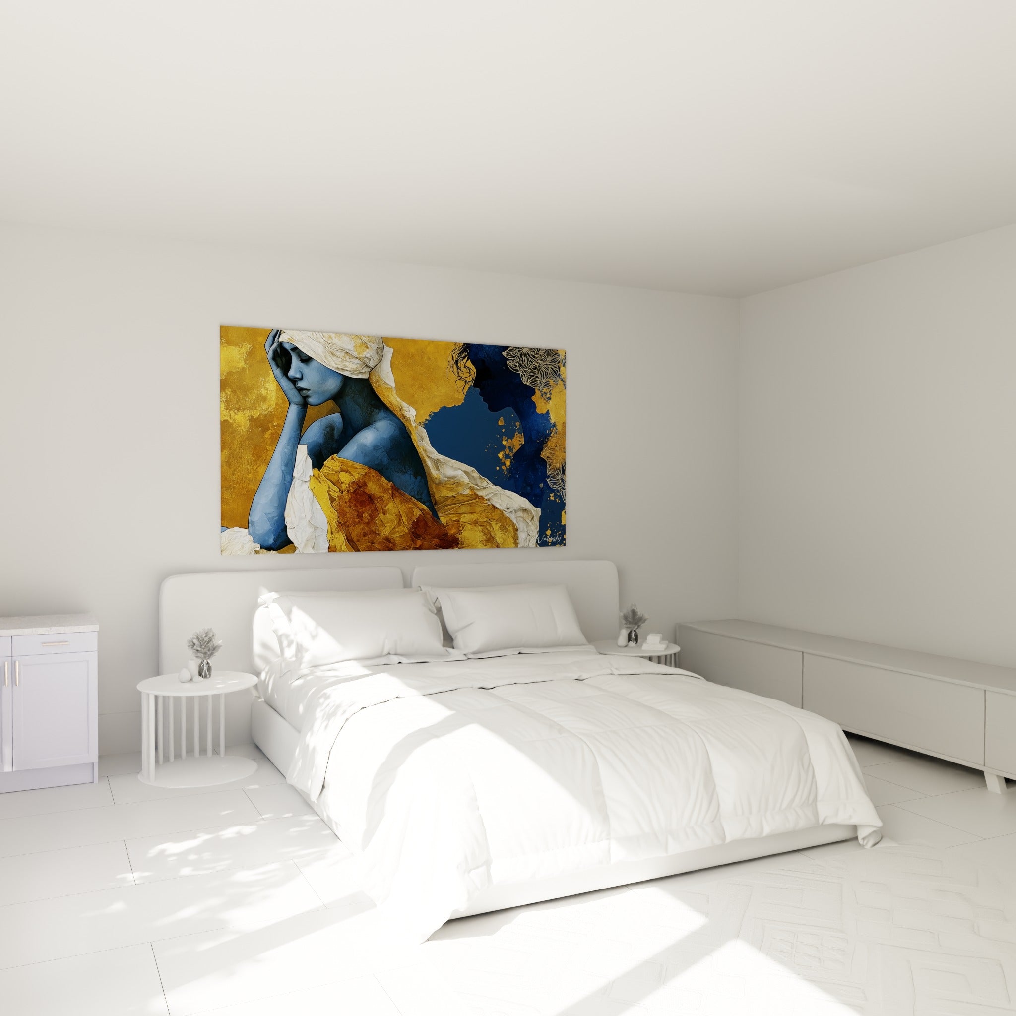Femme au teint bleu ardoise et voile doré, tableau corps abstrait accroché au-dessus d'un lit dans une chambre claire