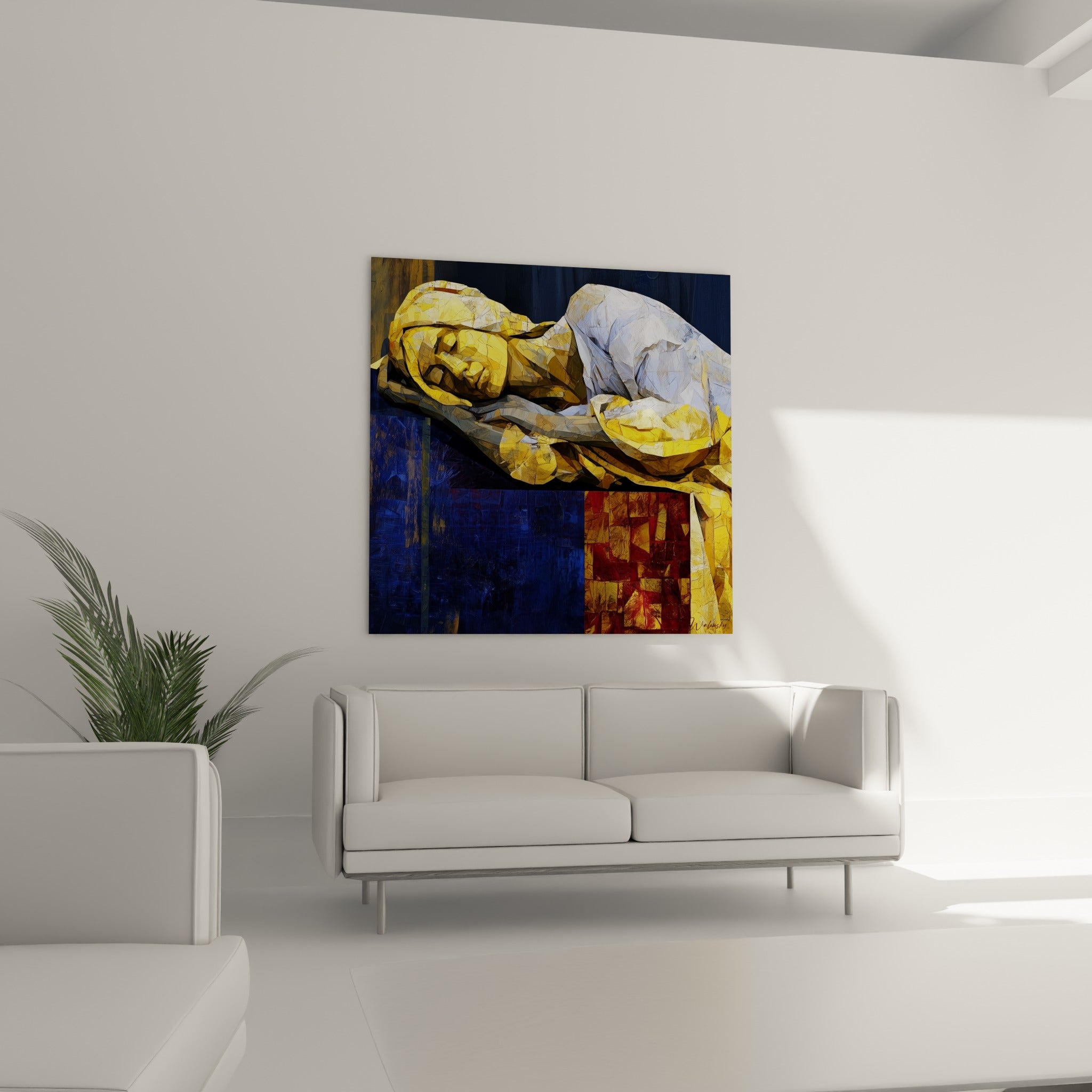 Corps abstrait fragmenté en teintes or et bleu marine, accroché au-dessus d'un canapé dans un salon lumineux