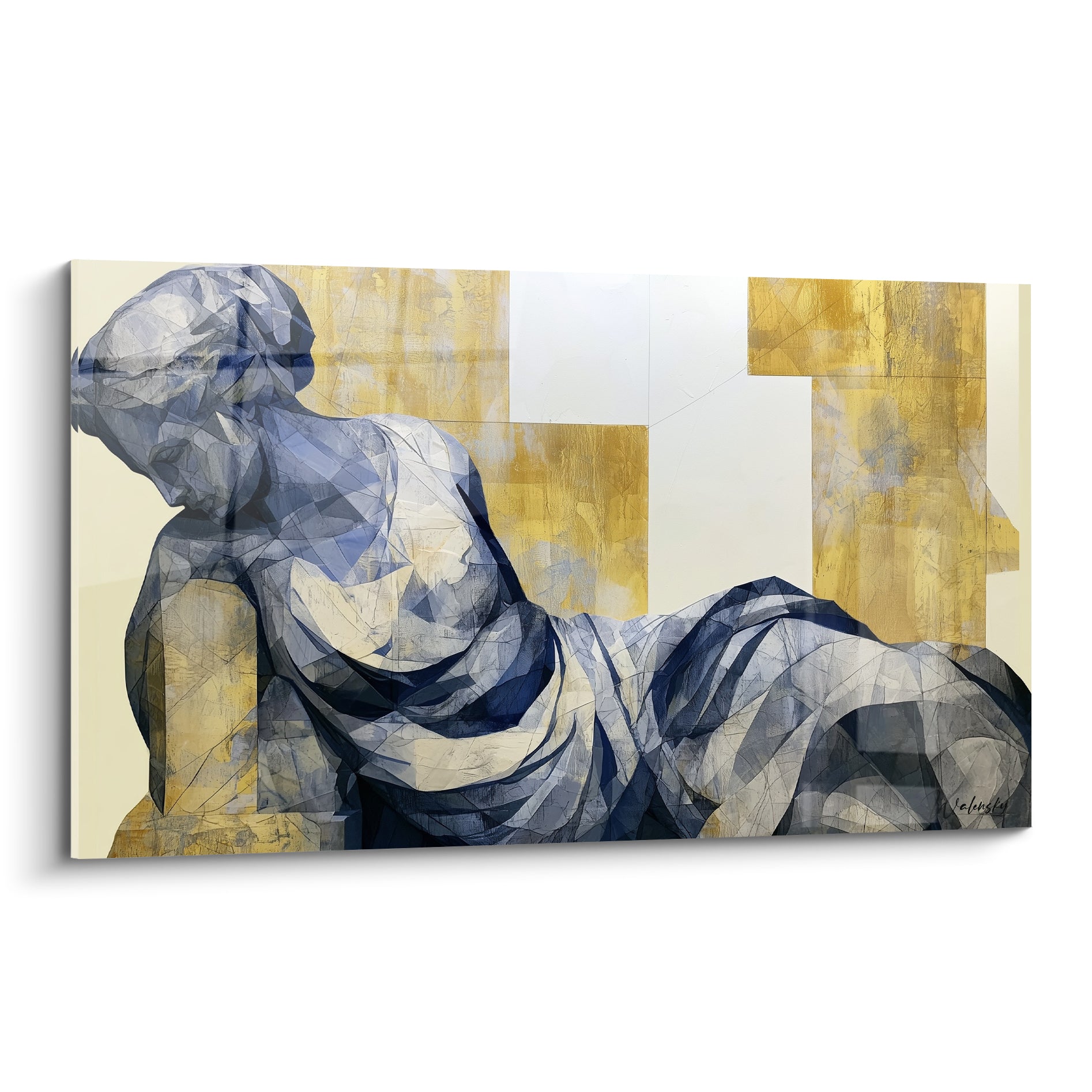 Statue allongée en drapés bleu marine et dorés, fragments géométriques façon vitrail antique