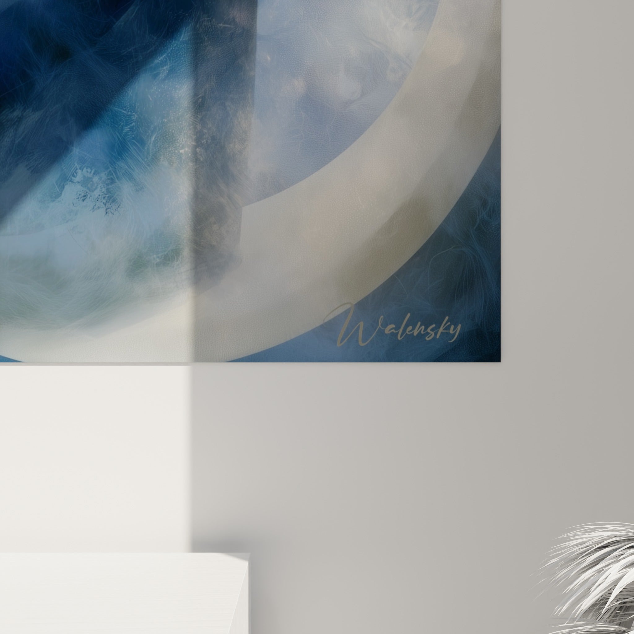 Coulures bleu marine et reflets dorés du Corps abstrait, grain pictural visible sur la toile accrochée
