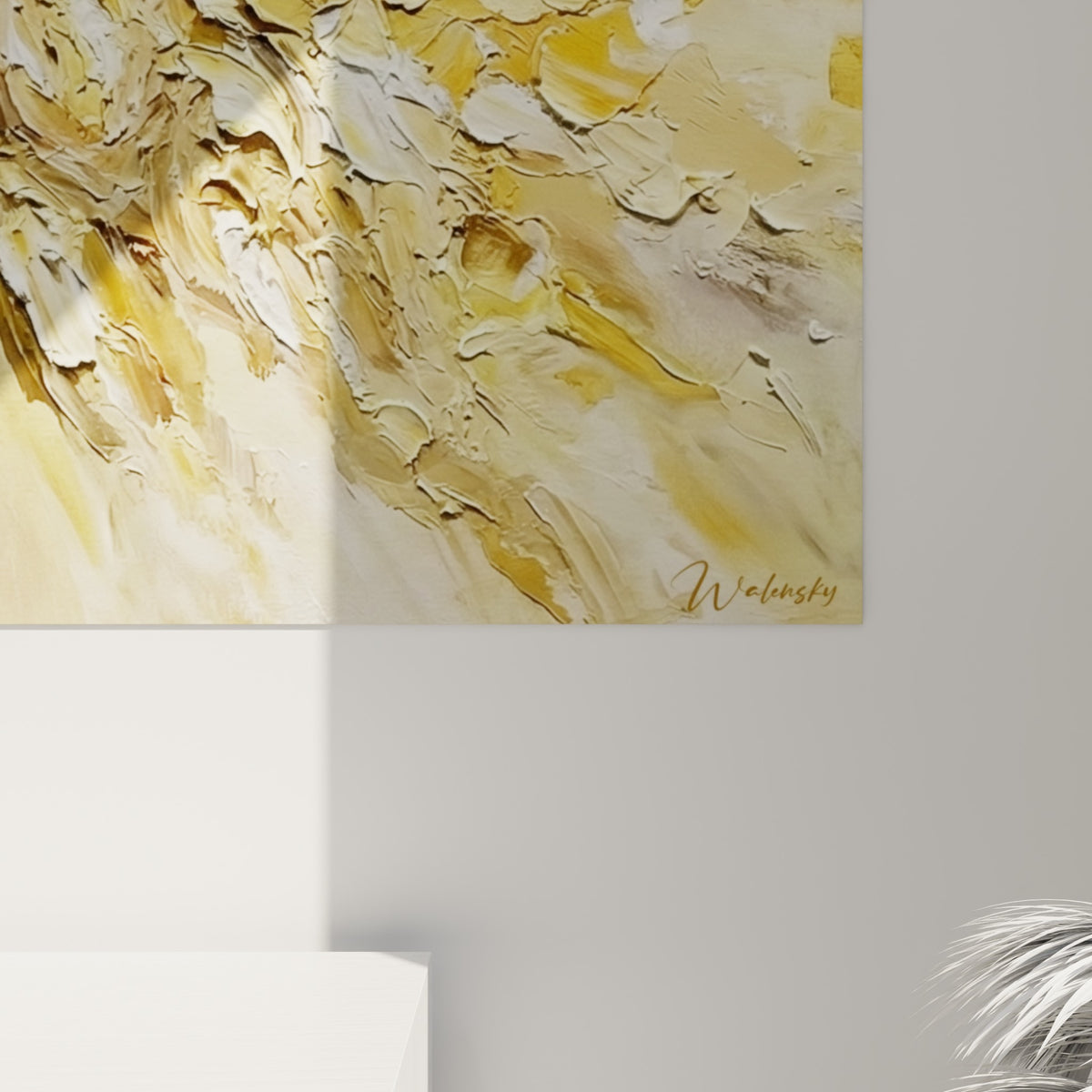 Empâtements dorés et coulures crème se rejoignent en reliefs marqués, grain visible de la peinture au couteau