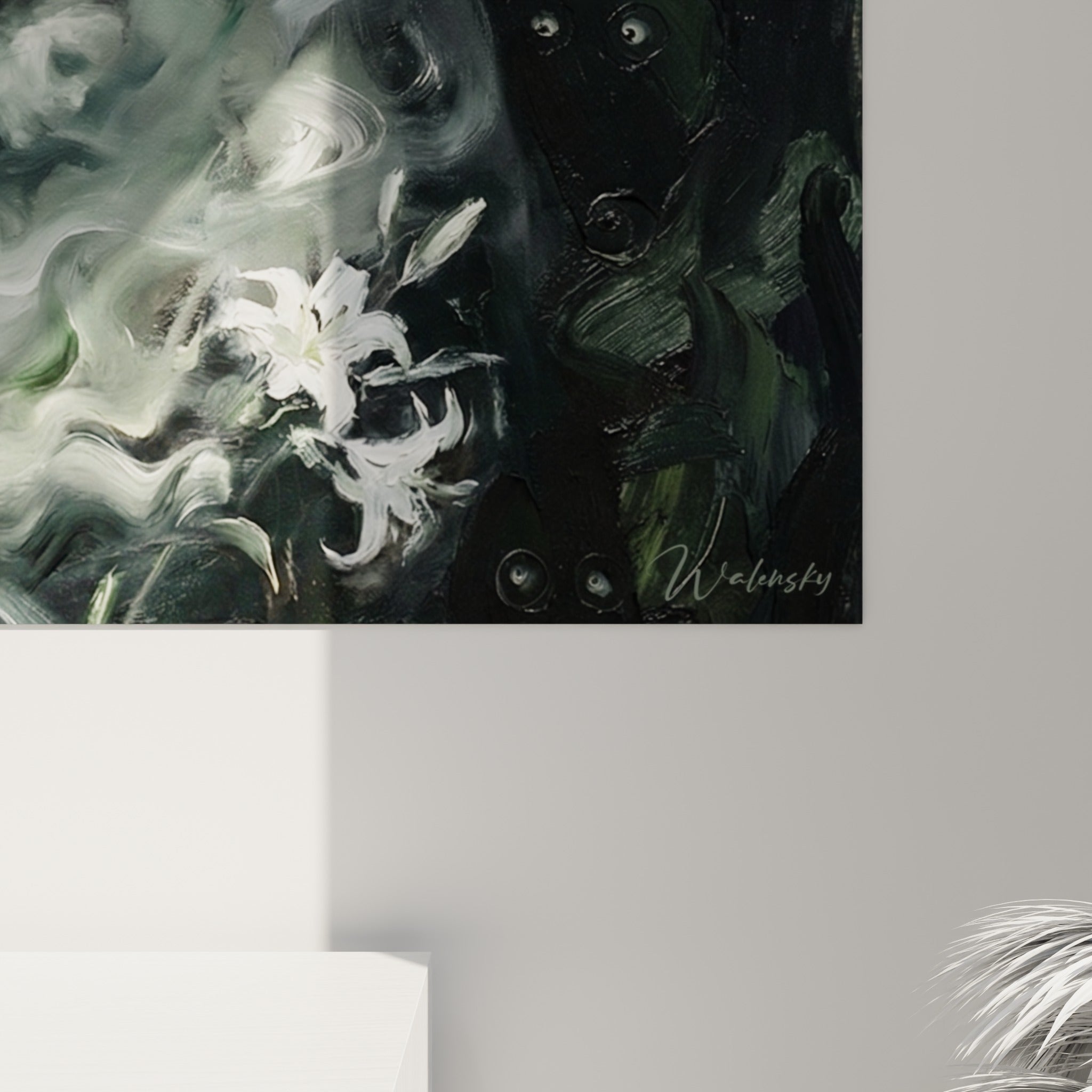 Empâtements épais et coulures blanches sur fond anthracite, matière picturale dense visible en gros plan sur la toile