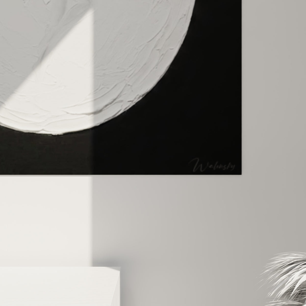 Empâtements et stries du plâtre blanc révélant la silhouette en gros plan, contraste marqué avec le noir anthracite