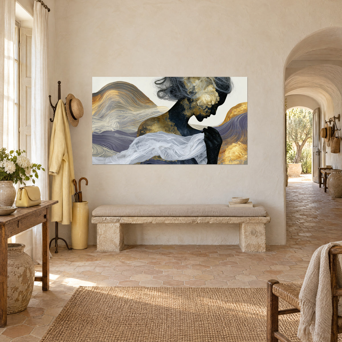 Quadro profilo scuro mescolato a foglia d'oro, capelli grigi al vento e ondulazioni viola, casale provenzale a tre quarti