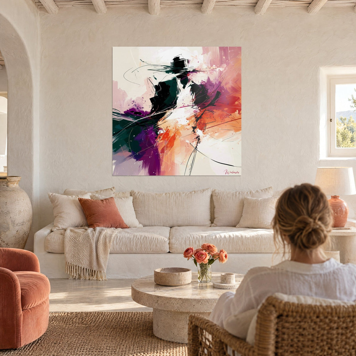 Tableau danseuse abstraite en noir et orange, chapeau noir et coups de pinceau violets, au-dessus d'un canapé dans un salon lumineux