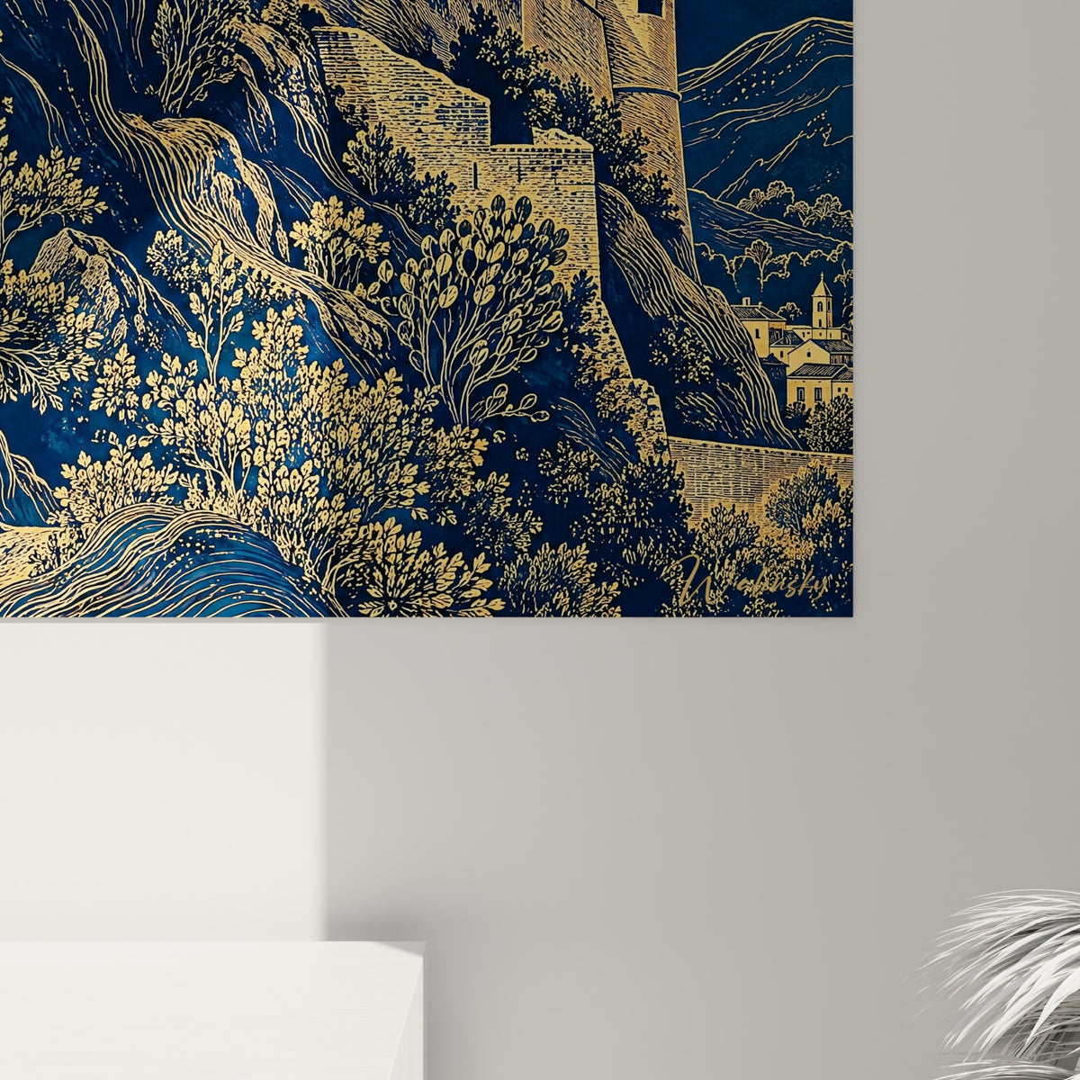 Détail des traits dorés finement gravés sur fond bleu marine profond, révélant la texture de l'impression