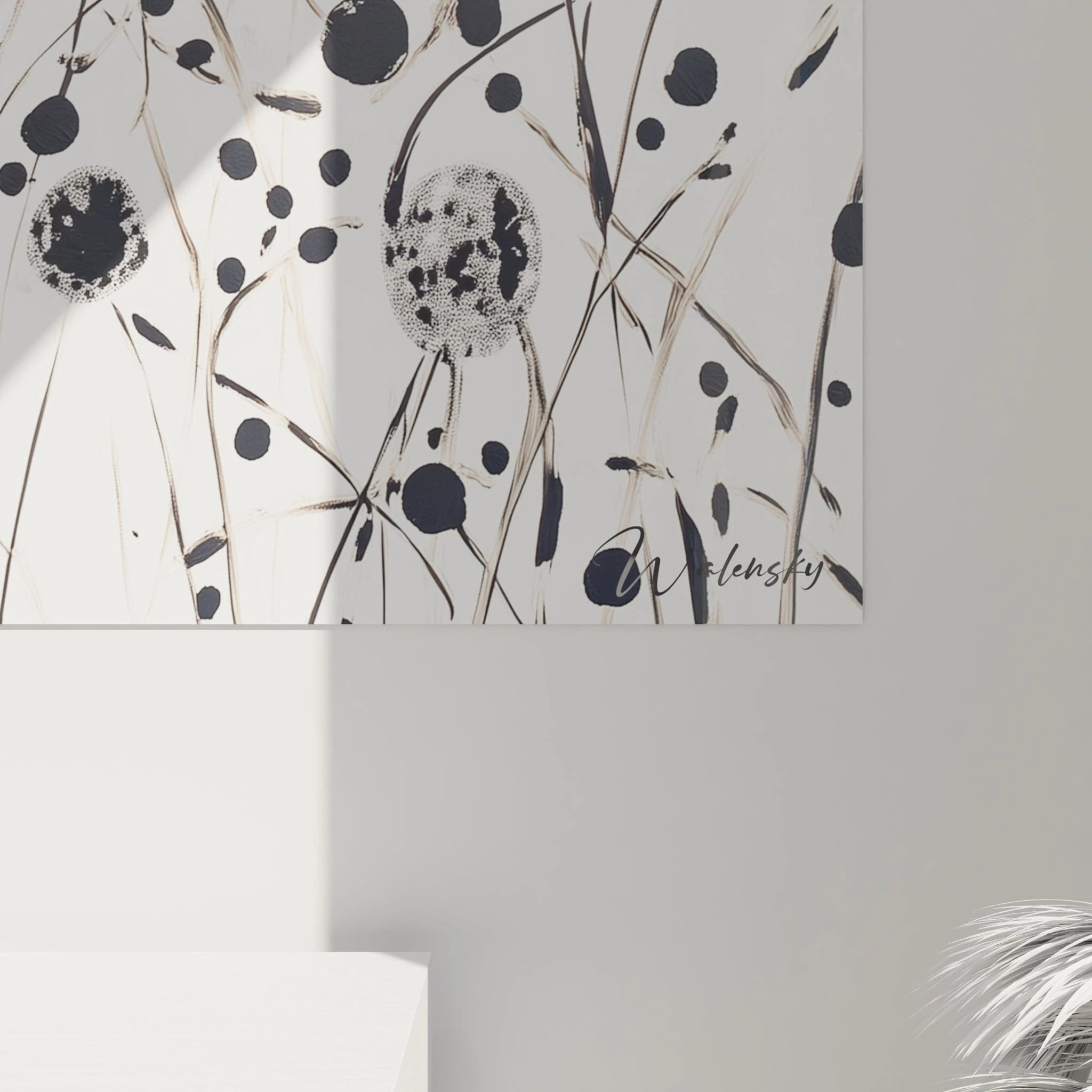 Tableau tacheté noir et blanc de Walensky avec des motifs floraux modernes sur fond clair