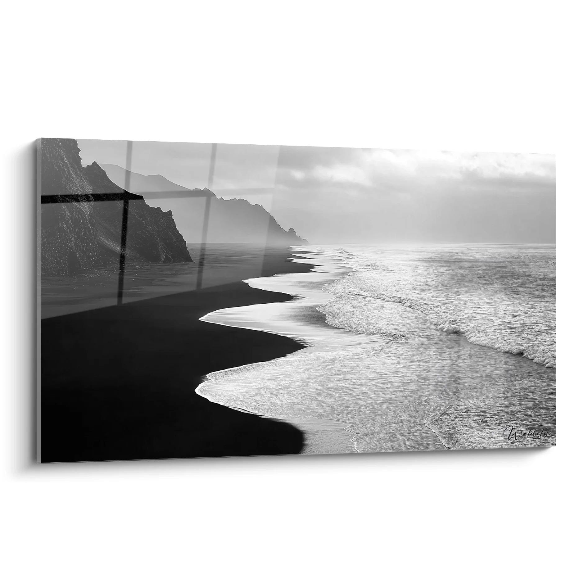 Tableau côte atlantique noir blanc avec vagues écumantes sur plage sombre et falaises majestueuses