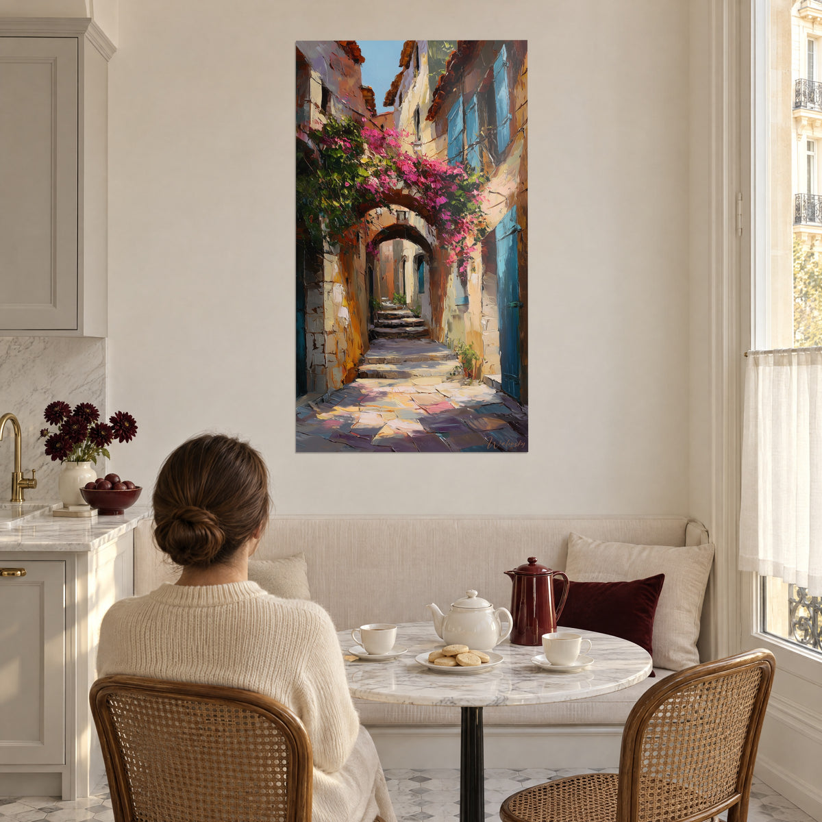 Tableau village du Midi en peinture à l'huile, dalles roses et ocre, volets bleus, dans un coin repas haussmannien lumineux