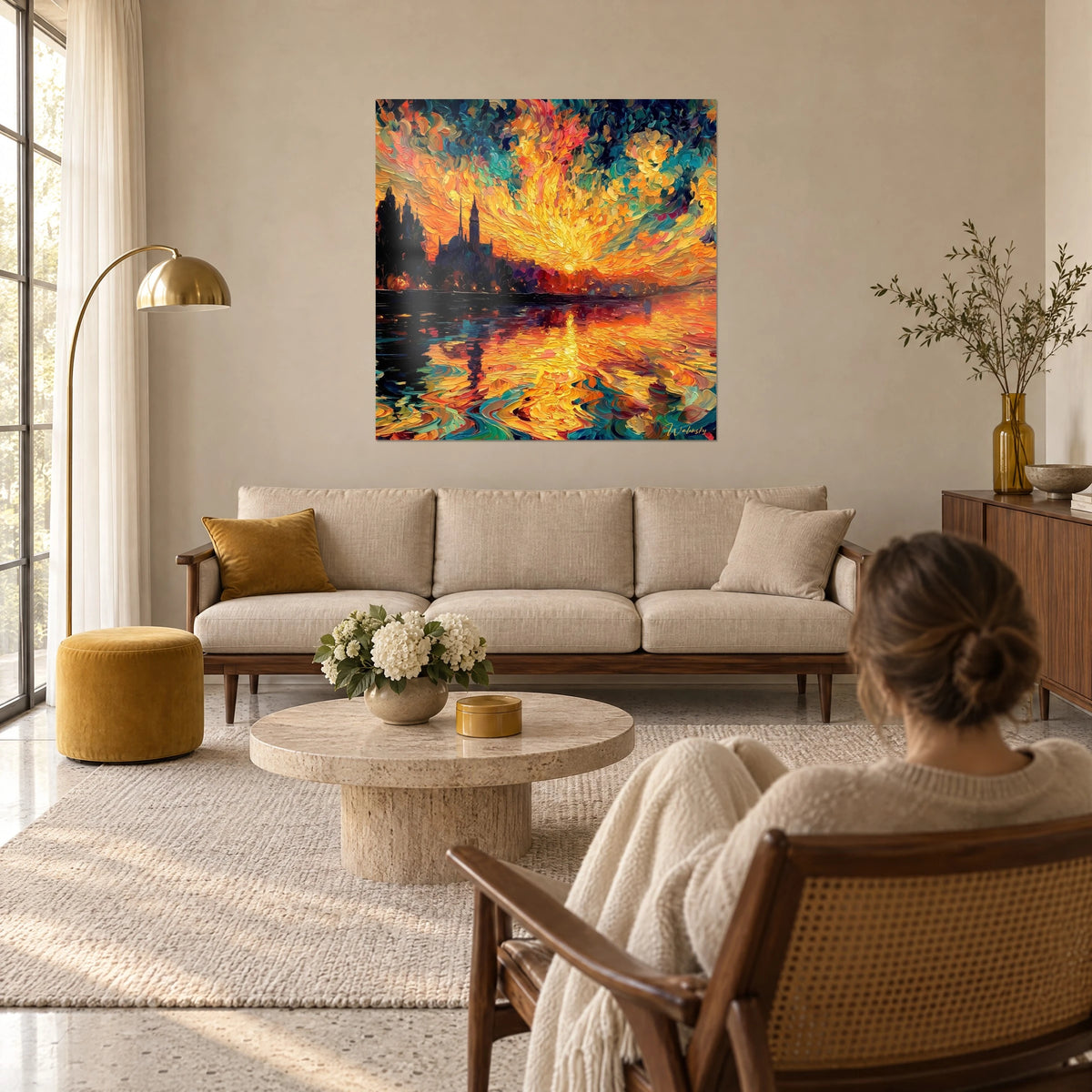 Cuadro atardecer flamígero sobre un lago, pinceladas naranjas y turquesas, campanario negro, encima de un sofá en un salón luminoso
