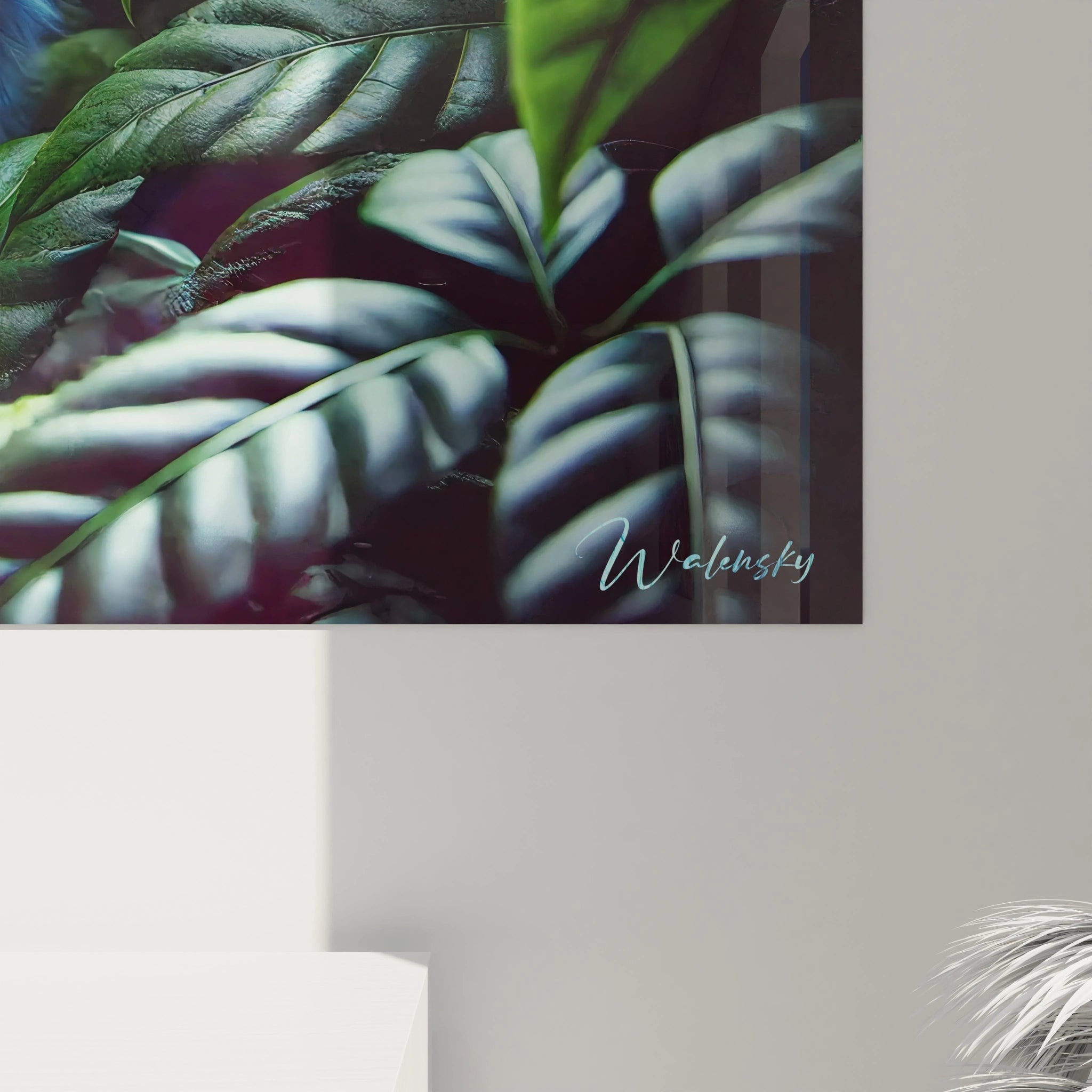 Admirez de près le tableau singe où la texture bleue et les yeux jaunes brillants émergent. Une œuvre d'art moderne qui raconte une histoire et attire tous les regards.