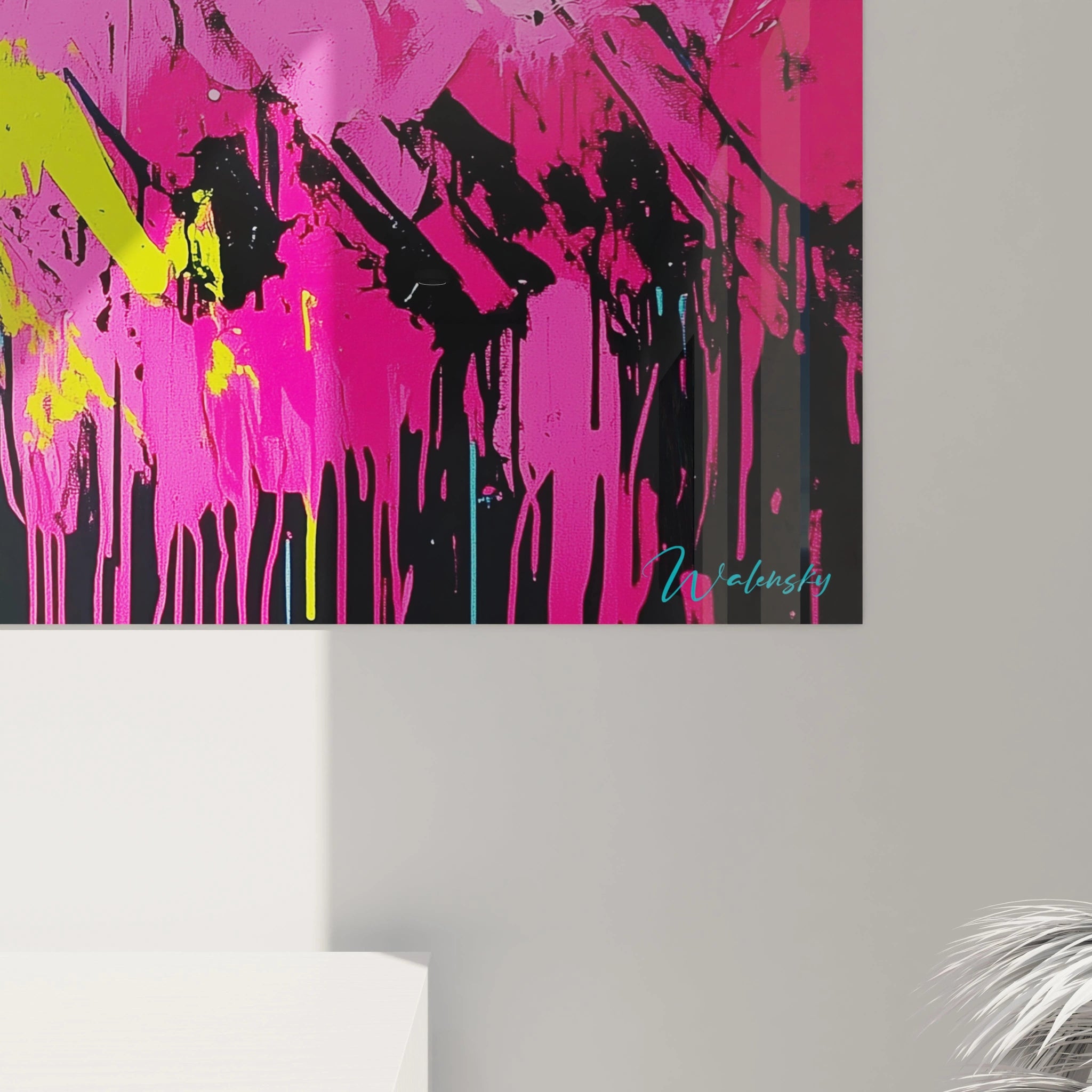 Tableau de style dripping art où des pigments néon en rose électrique, bleu turquoise et jaune vif s'écoulent sur un fond noir profond, créant un contraste saisissant typique de l'art urbain contemporain.