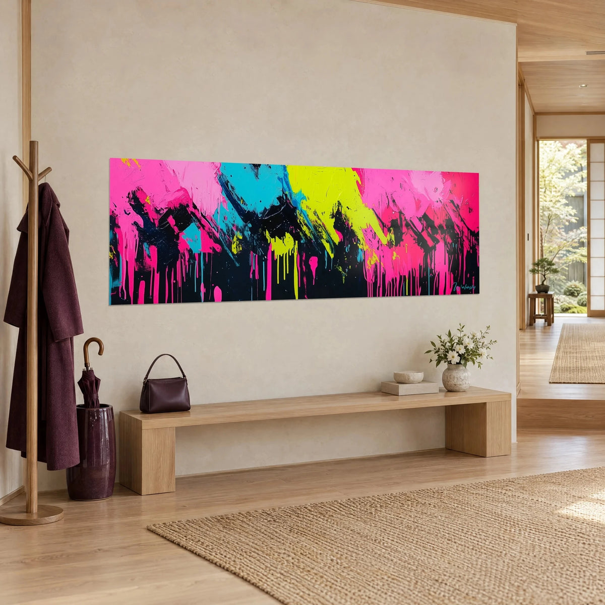 Tableau panoramique de coulures néon rose et jaune citron sur fond noir, accroché au-dessus d'un banc en bois clair