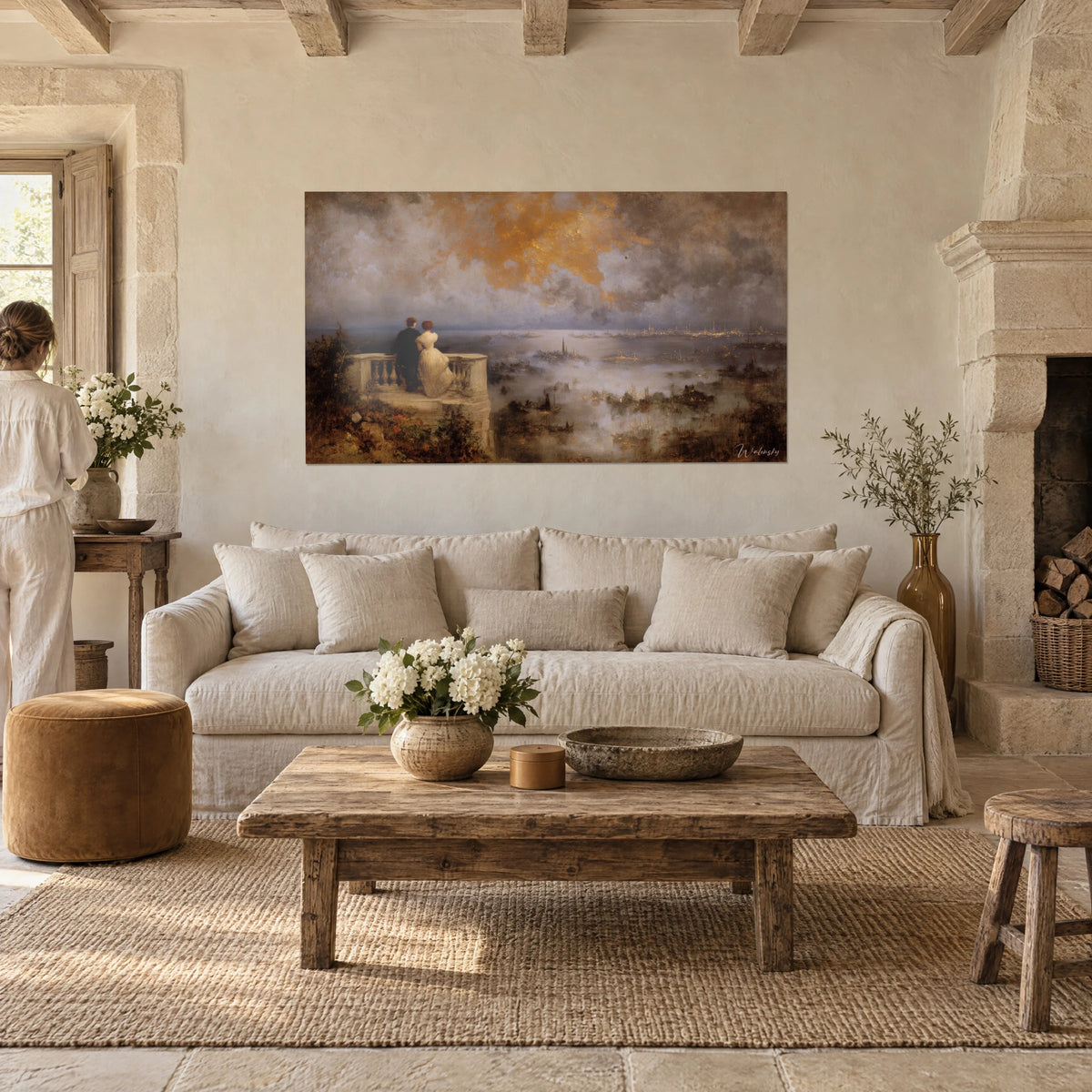 Tableau couple enlacé sur une balustrade de pierre, ciel d'ocre et de gris, brume dorée, au-dessus d'un canapé dans un salon lumineux