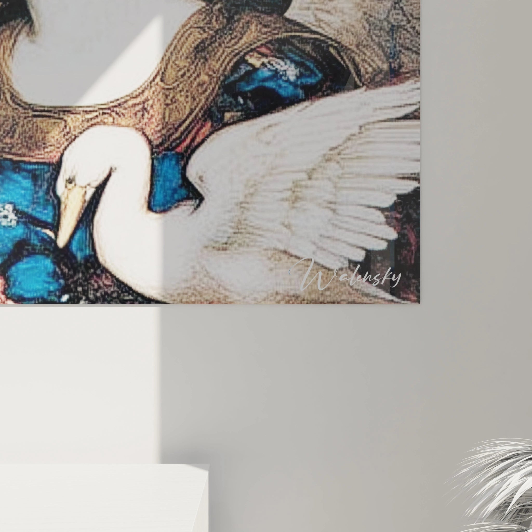 tableau couple cygnes préraphaélite montrant un cygne blanc aux ailes déployées sur fond bleu et or doré signé Walensky