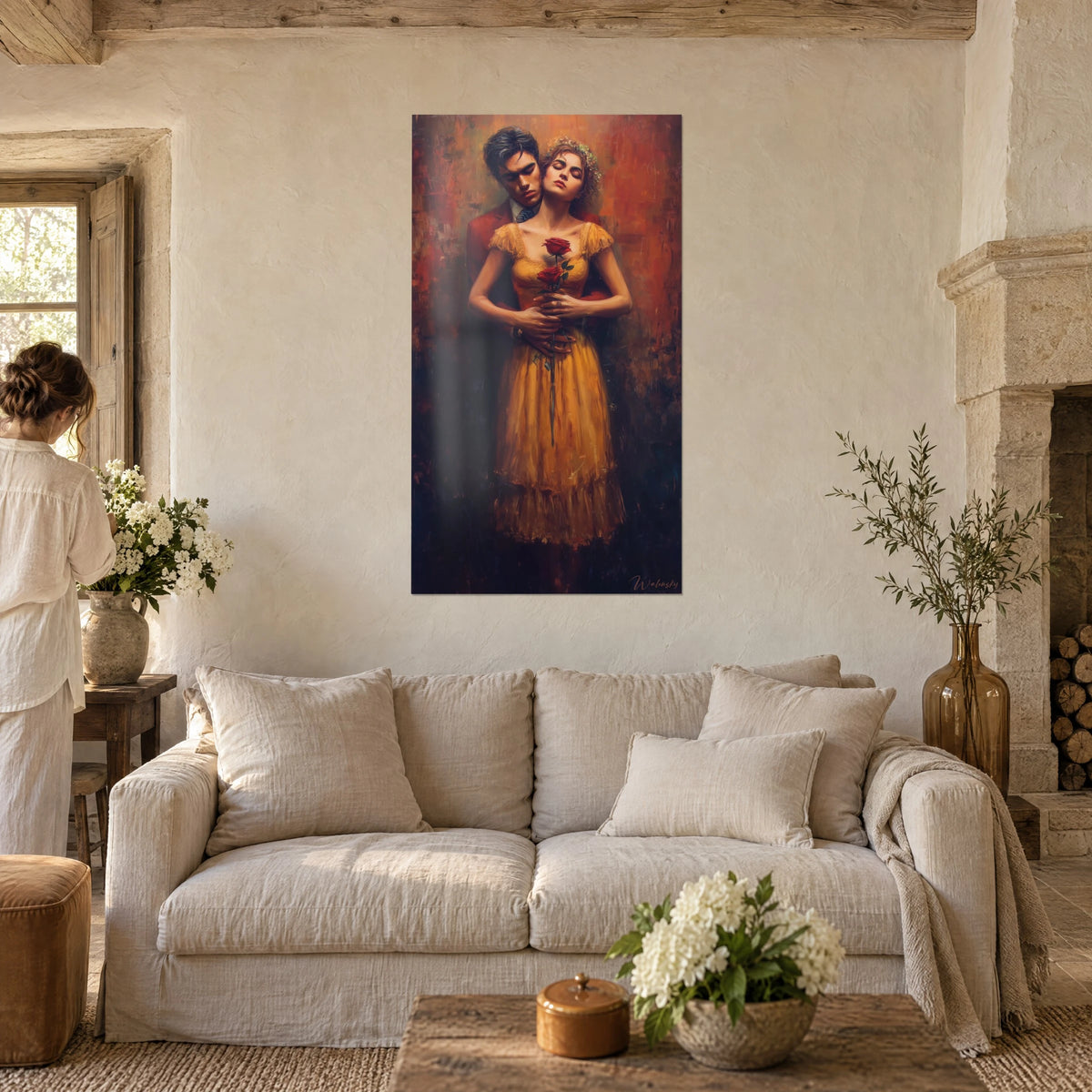 Πίνακας ζευγάρι αγκαλιασμένο, κόκκινο τριαντάφυλλο ανάμεσα στα χέρια του, κίτρινο ώχρα φόρεμα και χαλκόχρωμο φόντο, πάνω από καναπέ σε φωτεινό σαλόνι