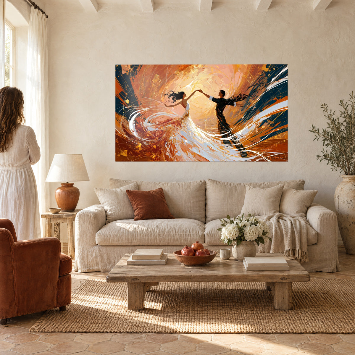 Couple valsant en blanc et bleu marine, tourbillon ocre, au-dessus d'un lit dans une chambre claire