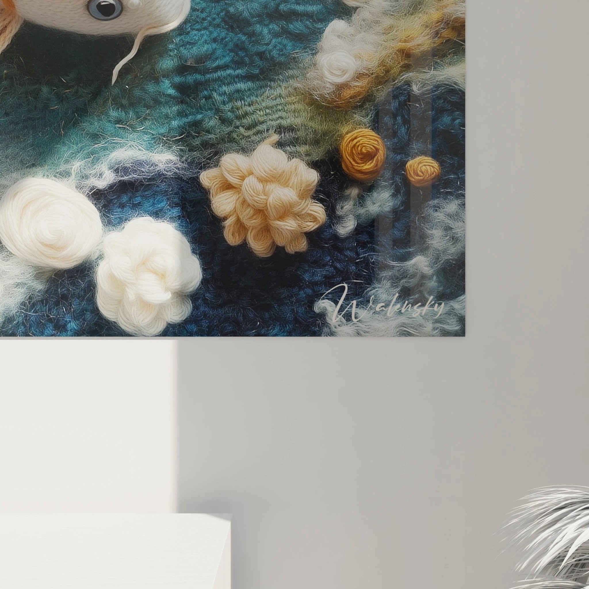 Un tableau artistique d'une carpe koï en crochet, où les fils blancs, orange et bleus créent un effet de profondeur aquatique, avec des détails minutieux d'écailles et de nageoires ondulantes entourés de petites fleurs textiles.