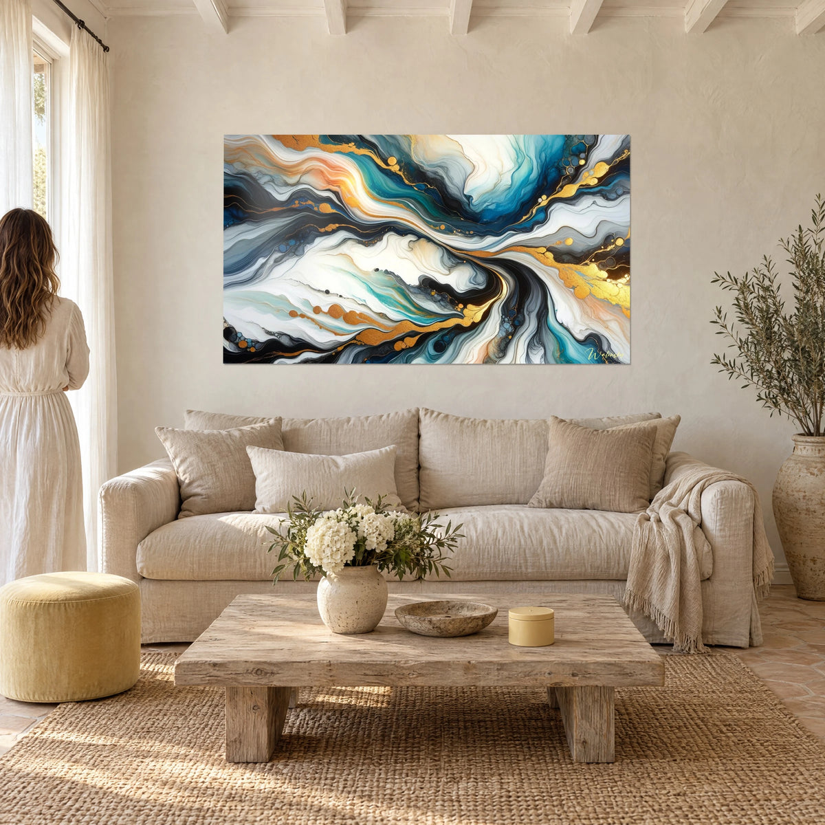 Tableau marbrure fluide bleu turquoise et or, remous blancs et noirs, au-dessus d'un canapé dans un salon lumineux