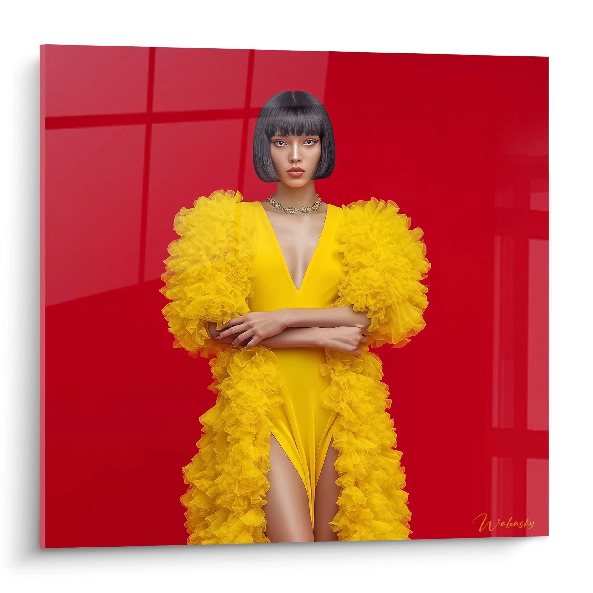 Tableau mural couture avant-garde avec mannequin en robe jaune sur fond rouge