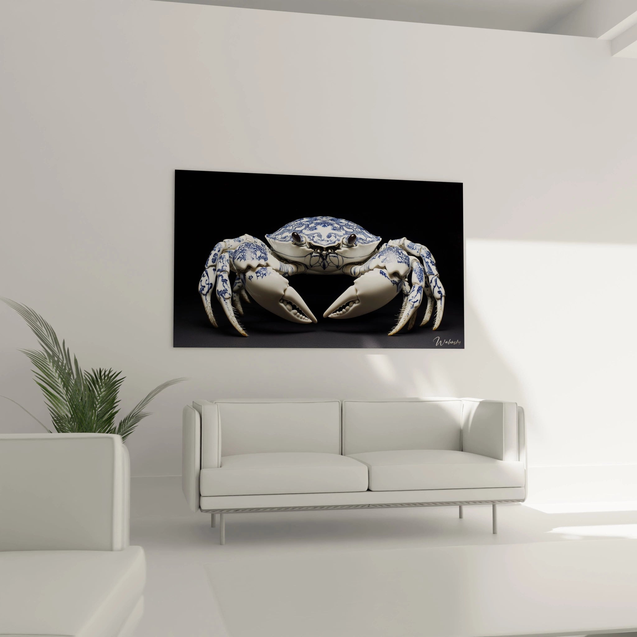 Tableau crabe de style porcelaine présentant un crustacé blanc aux motifs bleu foncé détaillés. La sculpture montre l'animal en position défensive avec ses pinces relevées, chaque segment orné de motifs floraux bleus traditionnels sur un arrière-plan noir profond.