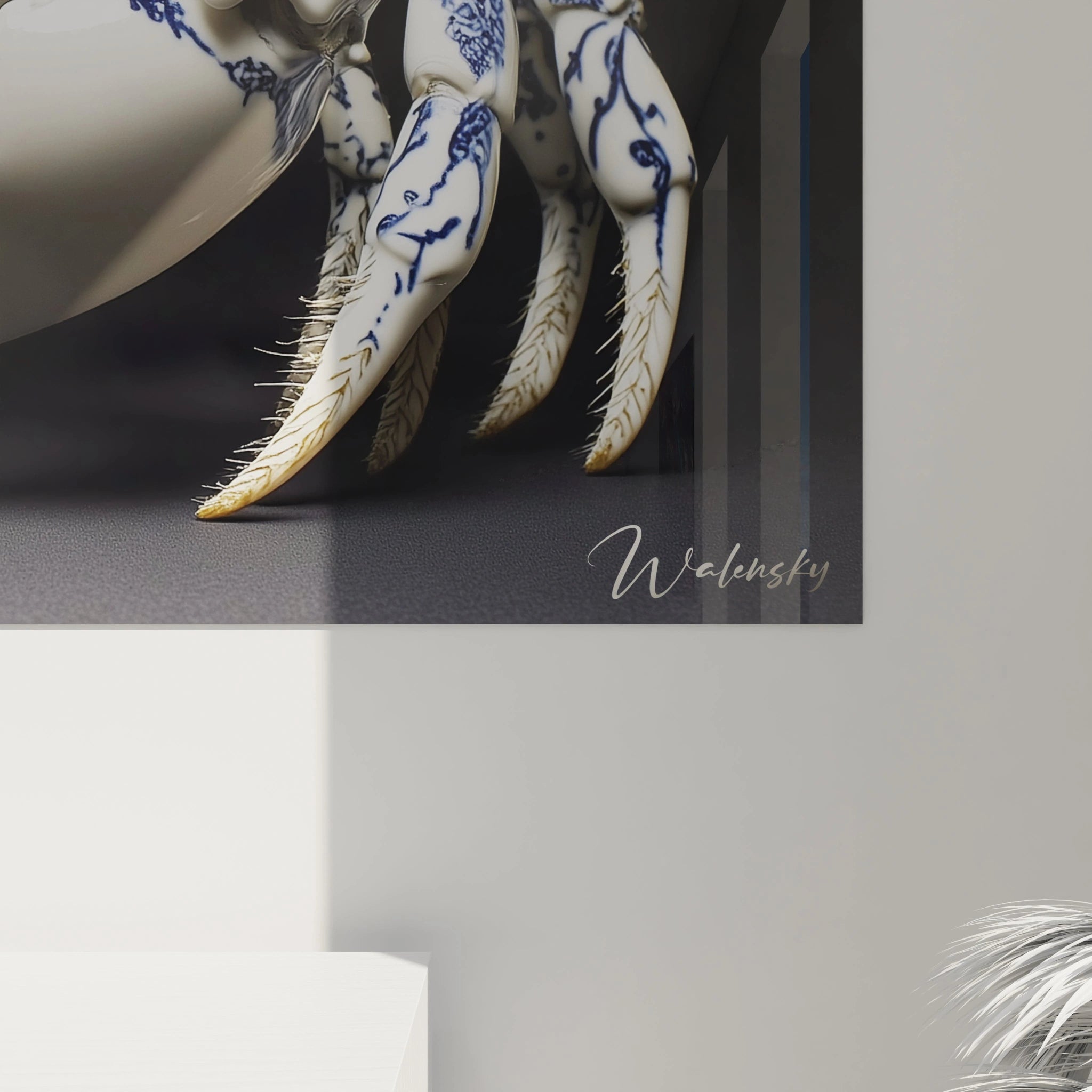 Un tableau crabe décoratif blanc et bleu représentant un crustacé orné de motifs floraux bleu cobalt. L'œuvre présente une texture brillante évoquant la porcelaine fine, avec des détails anatomiques précis sur les pinces et les pattes, mis en valeur par un contraste saisissant sur fond noir.
