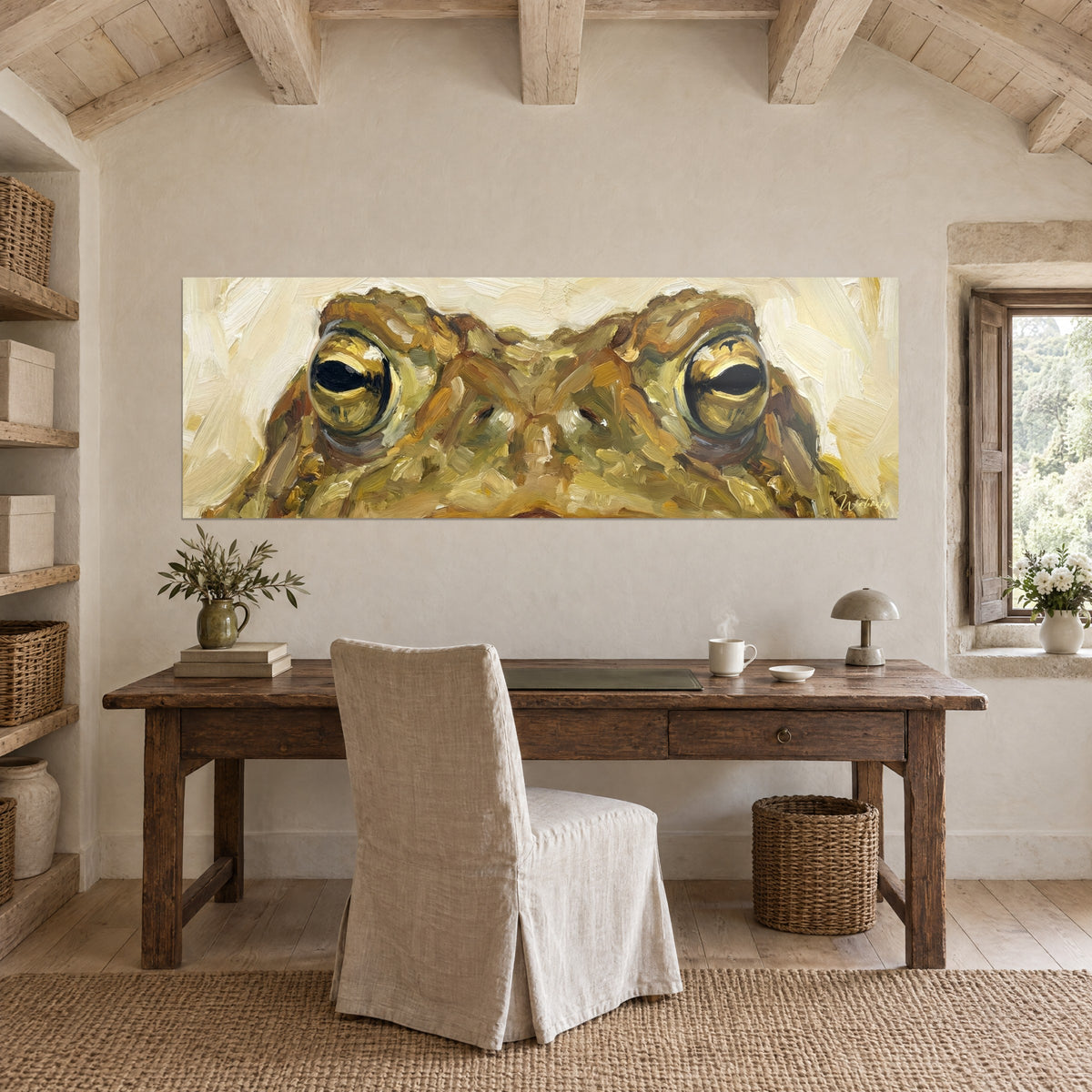 Schilderij padogen met gouden glans, olijfgroene en beige verf in dikke lagen, boven een bureau van ruw hout bij een raam