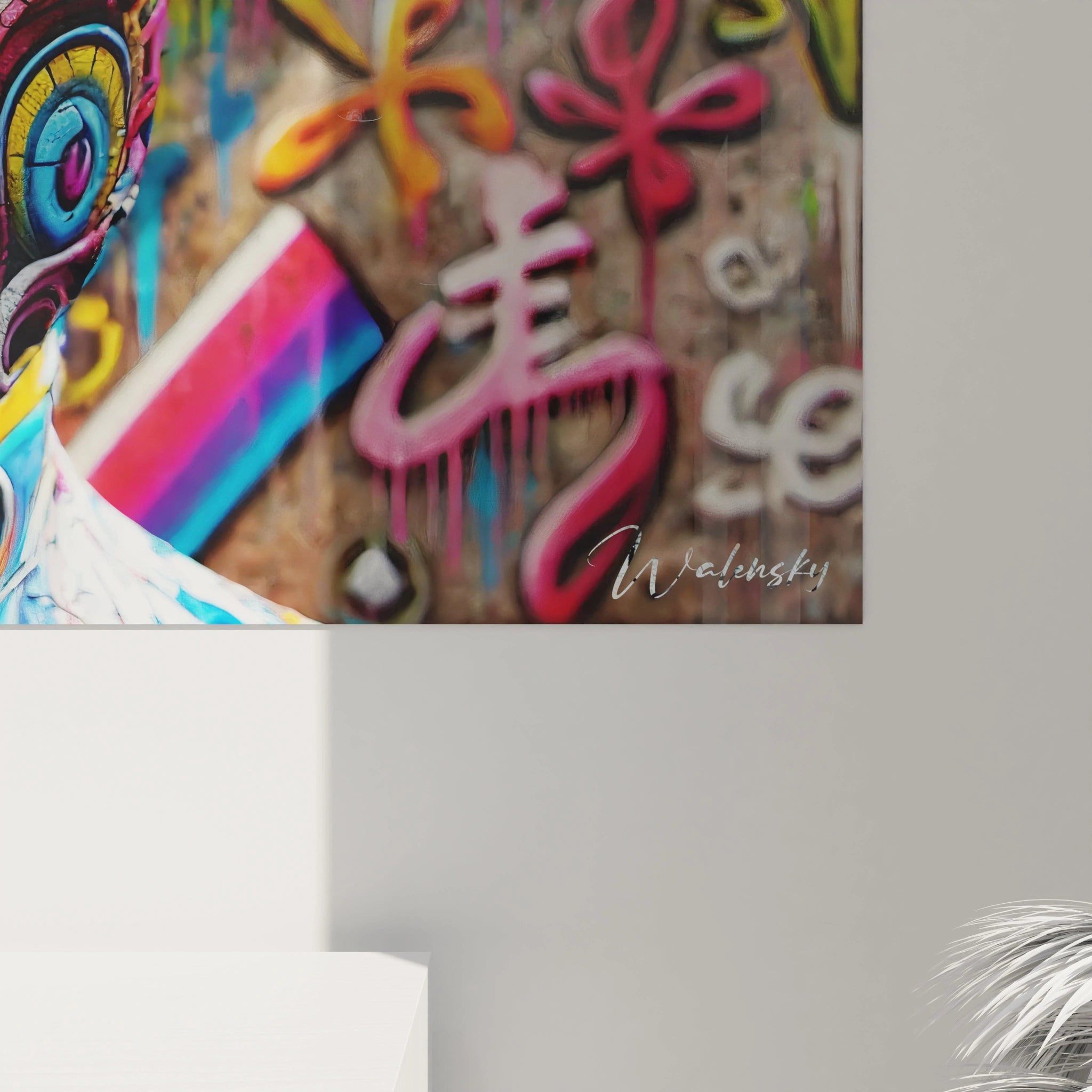 En gros plan, ce tableau graffiti révèle des détails captivants, entre éclats de couleurs et textures street art, pour un effet visuel puissant.