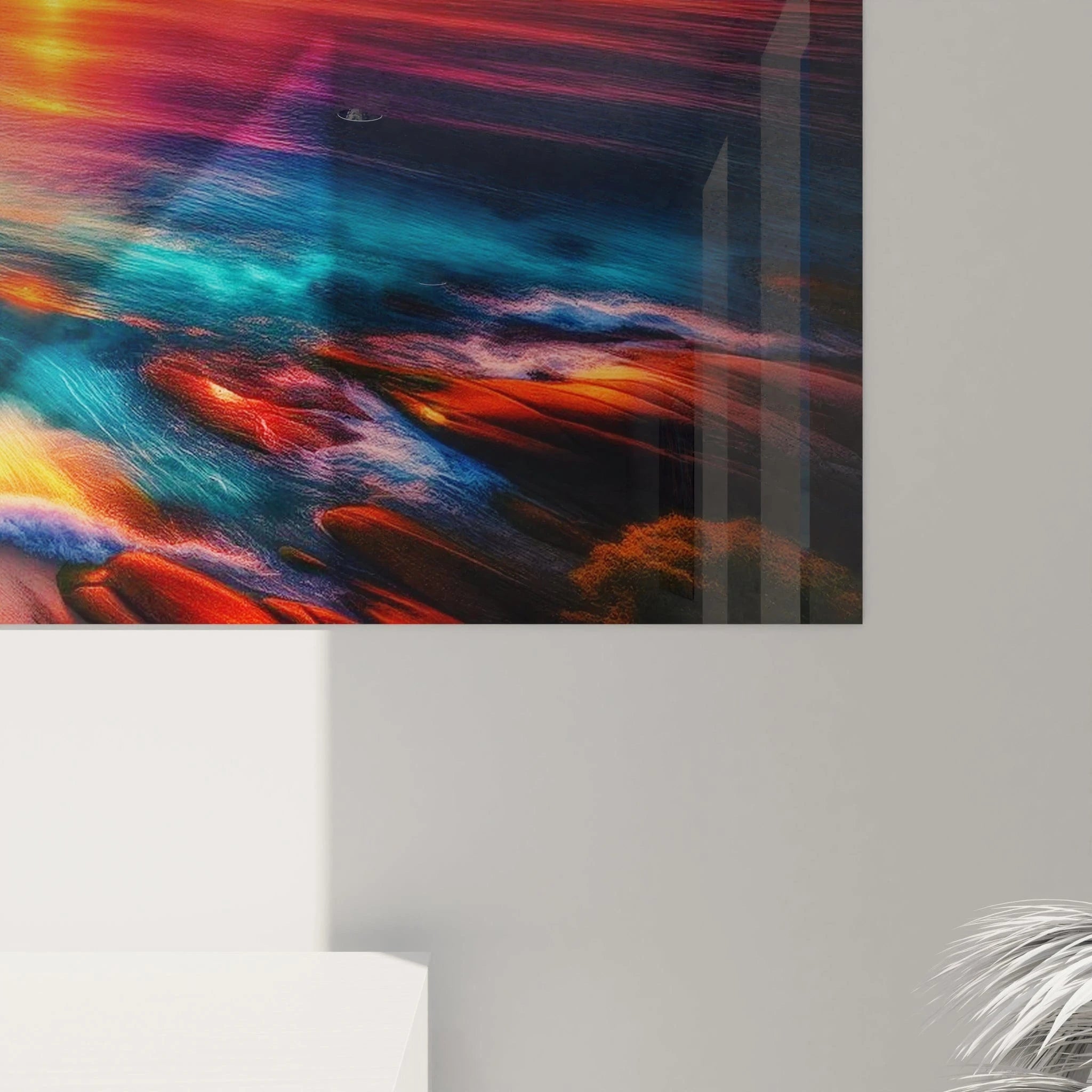 En gros plan, ce tableau paysage révèle un mélange vibrant d’orange, violet et bleu, capturant les nuages crépusculaires et l’eau tranquille, créant une impression de paix et d’évasion totale.