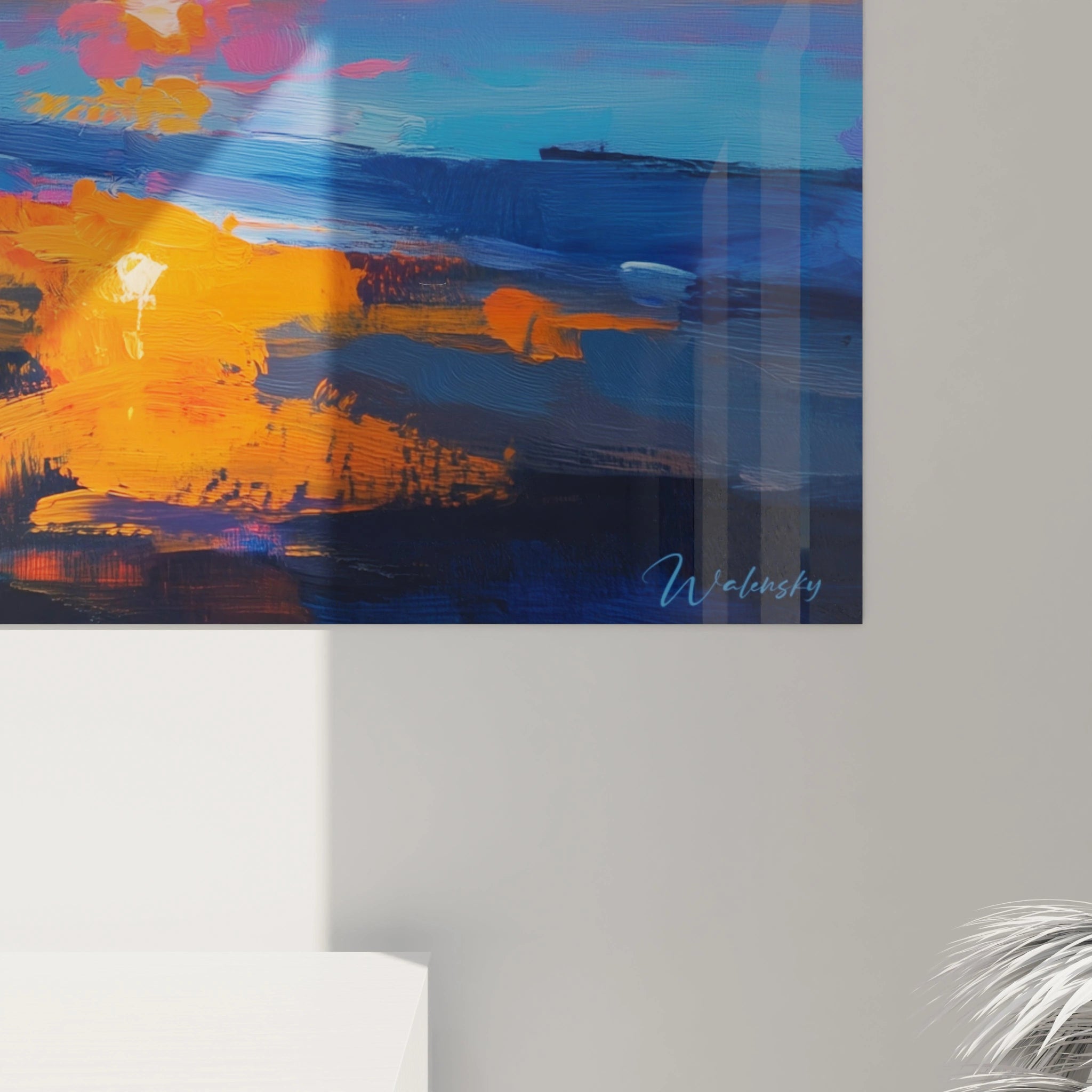 Un tableau coucher de soleil côtier capturant le moment où l'astre touche l'horizon, palette chromatique intense d'orange, bleu et violet, technique à l'empâtement créant des textures visibles, reflets éclatants sur l'eau, structure de quai à gauche.