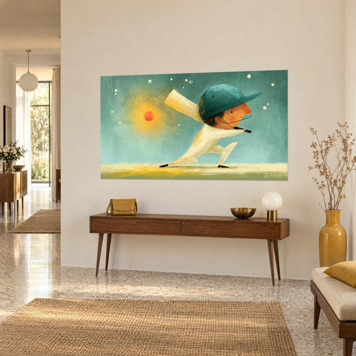 Tableau joueur de cricket fendant l'air, tenue crème, casque bleu-vert et soleil jaune safran, sur un mur beige d'entrée