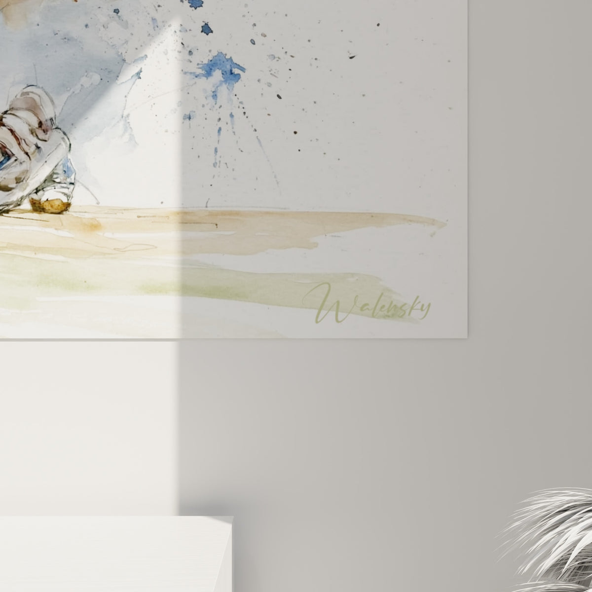 Éclaboussures d'aquarelle bleu marine et coulures ocre visibles en gros plan sur la toile accrochée