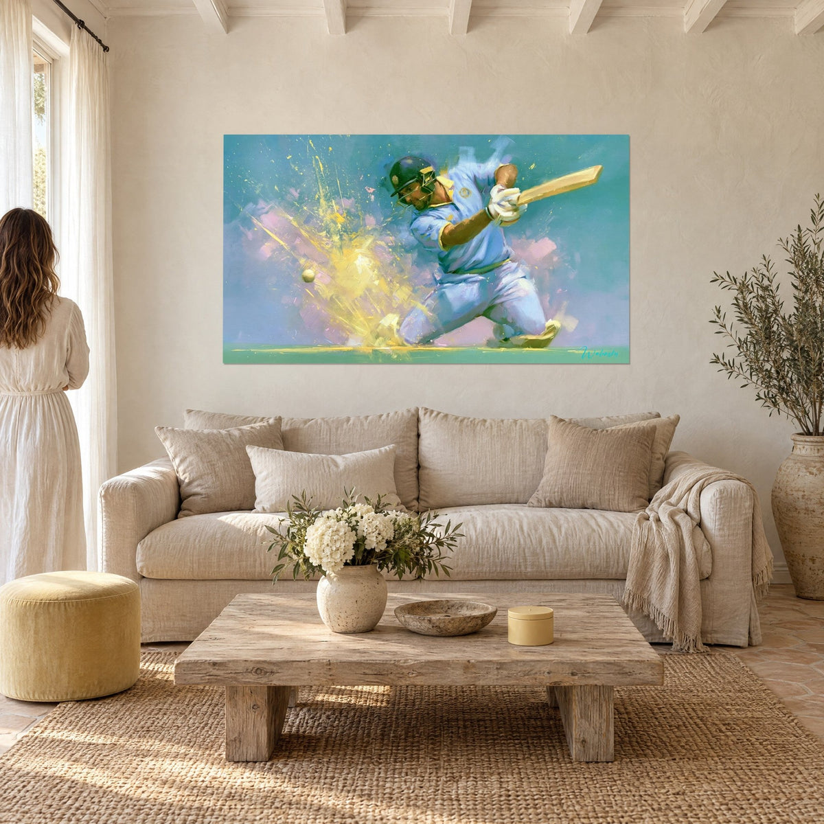 Tableau joueur de cricket en maillot bleu ciel, éclaboussures jaune doré, fond turquoise, au-dessus d'un canapé dans un salon lumineux