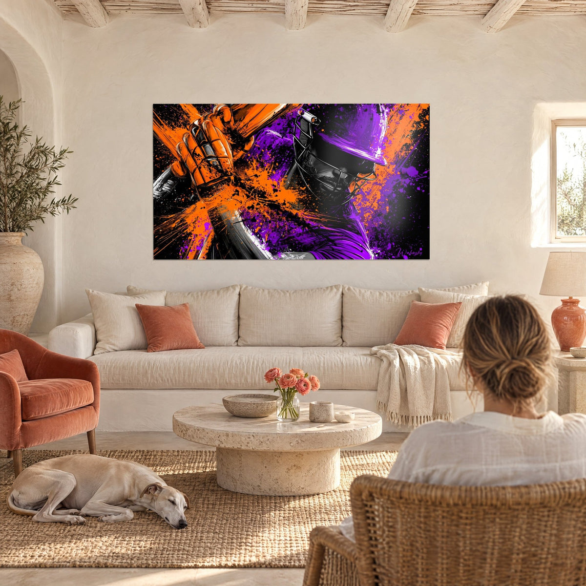 Quadro battitore con casco viola e guanti arancioni incrociati, schizzi su fondo nero, donna di spalle e levriero in salotto